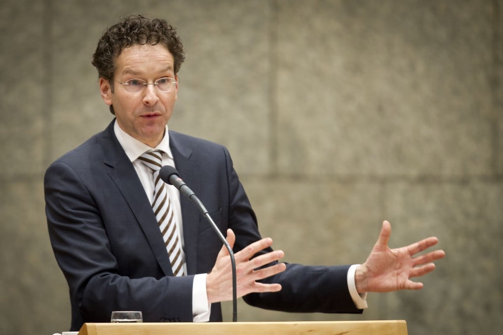 Een panel van deskundigen moet zich buigen over de schadeloosstelling van beleggers die geld hebben verloren door de nationalisatie van SNS Reaal. Dat heeft de Ondernemingskamer van het gerechtshof in Amsterdam donderdag bepaald. Minister van Financiën Jeroen Dijsselbloem had het hof verzocht de schadevergoeding vast te stellen op nul euro. Zonder overheidsingrijpen hadden beleggers volgens hem ook met lege handen gestaan omdat SNS dan failliet was gegaan. Die redenering gaat volgens de Ondernemingskamer echter te kort door de bocht.