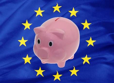 De Europese Commissie denkt meer geld nodig te hebben voor 2016. Het dagelijks bestuur van de Europese Unie wil de begroting voor volgend jaar met 1,6 procent verhogen ten opzichte van dit jaar. Brussel verwacht volgend jaar 143,5 miljard euro aan rekeningen te moeten betalen. Woensdag presenteerde vicevoorzitter en Europees Commissaris voor begroting Kristalina Georgieva een voorlopige begroting voor 2016. De EU-lidstaten en het Europees Parlement hebben ook zeggenschap over dit voorstel voor de begroting. "In de huidige economie is het meer dan ooit van belang het geld van de belastingbetalers verstandig te gebruiken", stelt Georgieva. "De begroting 2016 ondersteunt het economisch herstel door middel van investeringen in groei en banen, en draagt bij tot het aanpakken van externe uitdagingen, zoals de migratiekwestie."