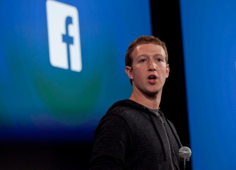Facebook en de topman van het bedrijf, Mark Zuckerberg, zijn aangeklaagd door een aandeelhouder in verband met de bestuurderssalarissen bij het sociale netwerk. Dat is maandag bekend geworden. Aandeelhouder Ernesto Espinoza heeft bij de rechter een klacht ingediend, omdat de bestuursleden van Facebook vorig jaar een salaris van in doorsnee 461.000 dollar (ruim 339.000 euro) mee naar huis mochten nemen, zo'n 43 procent meer dan bij andere technologiebedrijven in de VS. Bovendien konden de directeuren zich volgens de klacht ook in de toekomst ongelimiteerd blijven verrijken. Espinoza vraagt aan de Amerikaanse justitie om "de oneerlijke, excessieve beloningen'' terug te vorderen. Daarnaast wil hij dat aan het bestuur grenzen worden opgelegd om zichzelf salaris toe te kennen.