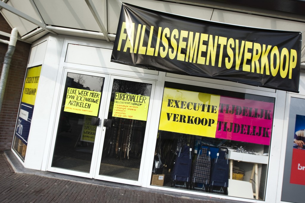 In de eerste zes maanden van dit jaar zijn 6817 bedrijven over de kop gegaan, een stijging van 13 procent ten opzichte van een jaar eerder. Dat is een nieuw record. Dat meldt Faillissementsdossier.nl maandag. De stijging van het aantal faillissementen vlakt wel af. In juni gingen er 1056 bedrijven bankroet, 14 procent minder dan in mei. "De cijfers zijn niet florissant, maar het lijkt alsof het iets beter gaat", signaleert Marcel van den Berg van Faillissementsdossier. "Er ontstaat een soort waterscheiding tussen sterke en zwakkere broeders. Het aantal bedrijven dat crisisresistent is, stijgt gestaag." Zwaarste klappen in ICT en bouw De ICT zag het aantal faillissementen de eerste zes maanden van dit jaar het meeste toenemen. In deze sector legden 183 bedrijven het loodje, maar liefst 50 procent meer dan in de overeenkomstige periode vorig jaar. Binnen de branche hebben vooral dienstverleners en leveranciers van hardware en kantoortechnologie het behoorlijk te verduren. Ook de bouw blijft in mineur. Het aantal bouwbedrijven dat op de fles ging steeg het eerste halfjaar met een kwart tot 968. Met name kleine gespecialiseerde onderaannemers konden het niet langer bolwerken. Provinciaal nam het aantal bedrijven dat omviel het snelst toe in Groningen en Zeeland.