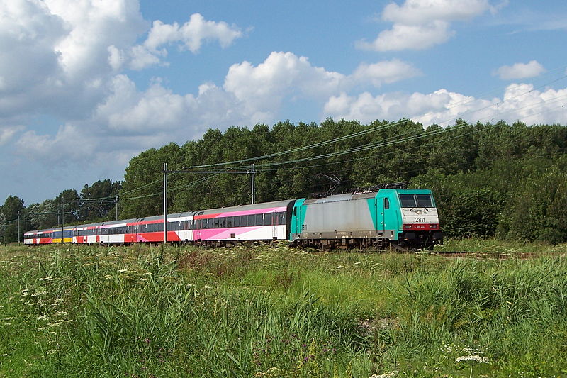 De Nederlandse Spoorwegen koopt locomotieven van de Canadese treinfabrikant Bombardier. Daarmee wil het de Fyra-locomotieven van Italiaanse bouwer AnsaldoBreda tijdelijk vervangen. Dat meldt de NOS. De TRAXX-locomotieven uit Canada kunnen maximaal 160 kilometer per uur rijden. Dat is aanzienlijk lager dan de maximumsnelheid van de Fyra op het traject, die op 250 kilometer per uur lag. De locomotieven zullen in Duitsland gebouwd worden. Dat kan volgens de NS redelijk snel gebeuren. De NS weet nog niet hoeveel TRAXX-locomotieven het laat bouwen voor het hsl-tracé tussen Nederland en België. Het spoorwegbedrijf moet voor 1 oktober een nieuw reisschema sturen naar staatssecretaris Mansveld.