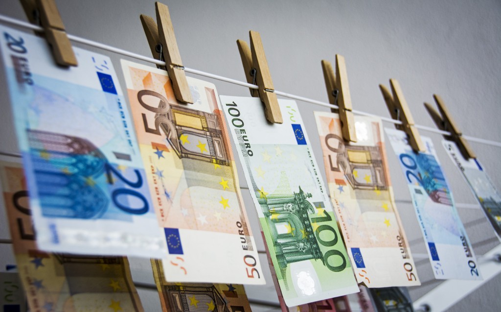 Banken hebben in oktober 1,1 procent minder geld uitgeleend aan consumenten en bedrijven dan een jaar eerder. Dat blijkt uit cijfers van de Europese Centrale Bank (ECB) over de hoeveelheid geld die in de eurozone in omloop was. In september daalde de kredietverstrekking met 1,2 procent op jaarbasis. De totale hoeveelheid geld in omloop nam in oktober evenals in september met 2,5 procent toe op jaarbasis, waar economen in doorsnee rekenden op een groei van 2,6 procent. Het rapport van de ECB impliceert dat de tot dusver genomen extra steunmaatregelen, vooral bedoeld om de kredietverstrekking aan te jagen, nog amper effect hebben. "De cijfers zijn weinig tevredenstellend voor de ECB en zullen de druk om extra steunmaatregelen te treffen niet of nauwelijks verlichten", zei een analist van IHS Global Insight.