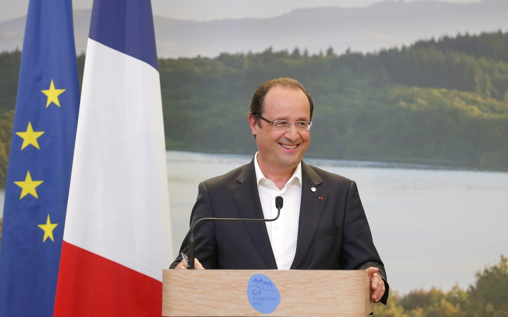 Frankrijk moet oppassen dat het zelf niet het volgende probleemgeval wordt in de eurozone, meent Hendrik Oude Nijhuis. Goed nieuws: de eurocrisis is voorbij! Dat stelde althans de Franse president François Hollande onlangs tijdens een bezoek aan Japan. Een opmerkelijke uitspraak want het afgelopen kwartaal krompen de economieën van de eurolanden opnieuw. Al voor de zesde keer op rij. De gemiddelde werkloosheid bedraagt inmiddels 12,1 procent - het hoogste niveau in vijftien jaar. En de groeiverwachtingen? Die worden telkens neerwaarts bijgesteld. Verschillen in concurrentievermogen Het echte probleem van de eurozone ligt niet bij de hoge staatsschulden of de (te) hoge begrotingstekorten. Dat zijn slechts symptomen. Want het echte probleem betreft het grote verschil in concurrentievermogen tussen de verschillende eurolanden. Landen die te weinig concurrerend zijn, zien hun werkloosheid gestaag stijgen, de staatsschuld onbetaalbaar worden en het land in depressie vervallen. Dat is wat Frankrijk, indien het land niet tijdig hervormt, eveneens te wachten staat. De probleemlanden van het eurogebied trachten weer aan concurrentiekracht te winnen door (noodgedwongen) hun lonen te matigen. Daarin lijken ze wel enigszins te slagen: waar de lonen in Duitsland sinds 2005 met 10 procent stegen, bleef in Spanje de stijging beperkt tot 6 procent en in Ierland tot 2 procent . Frankrijk echter werd enkel minder concurrerend: hier stegen de lonen met 17 procent. Frankrijk Hoewel beleggers zich er vooralsnog weinig van aantrekken zijn de problemen in Frankrijk legio. Deed de vorige Franse president nog een kleine stap in de goede richting door de pensioengerechtigde leeftijd te verhogen (tot 62 jaar), Hollande verlaagde deze bij zijn aantreden gelijk weer naar 60 jaar. Frankrijk kent een hoge levensverwachting, een lage pensioenleeftijd en nauwelijks pensioenreserves: een giftige combinatie. De Franse werkweek is met slechts 35 uur de kortste van alle ontwikkelde landen. Vakbonden hebben het in Frankrijk voor het zeggen - 86 procent van de werknemers heeft een vast contract - en personeel ontslaan is niet alleen complex maar ook extreem duur. Franse bedrijven denken kortom wel twee keer na alvorens iemand in dienst te nemen. De Franse werkloosheid bedraagt inmiddels 10,9 procent (het hoogste percentage in 14 jaar) en is stijgende. Datzelfde geldt voor de staatsschuld die dit jaar naar verwachting zal uitkomen op 97 procent van het Franse bbp (bruto binnenlands product ofwel de omvang van de economie). De staatsschuld nadert daarmee de gevarenzone en stijgt naar verwachting verder omdat het land opnieuw in recessie is beland. Over de risico's van de Franse banken, die met een opvallend hoge schuldfinanciering werken, hebben we het dan nog niet eens gehad. Dat terwijl die banken dermate groot zijn dat de Franse overheid ze waarschijnlijk niet eens redden kan mochten ze beginnen om te vallen.