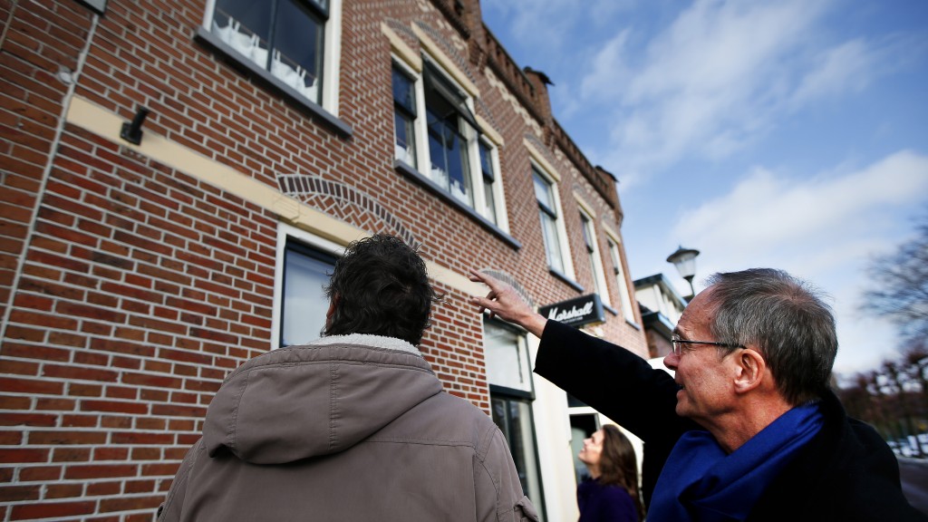 In het Noord-Italiaanse Pavia is een typisch Gronings huis nagebouwd op een triltafel. Die staat in het Europese Centrum voor Training en Onderzoek naar Aardbevingstechniek (Eucentre). In september wordt het Groningse huis blootgesteld aan trillingen die vergelijkbaar zijn met aardbevingen. De effecten op het huis zullen worden gemeten met allerlei camera's en sensoren. Dit heeft de NAM zaterdag laten weten. Het experiment is bedoeld om een uitgebreide analyse te maken van het effect van aardbevingen op typisch Groningse huizen. Tot nu toe worden op basis van theoretische modellen inschattingen gemaakt van de aardbevingsbestendigheid van Groningse huizen. Door de proef in een laboratoriumopstelling bij de experts in Italië kunnen die modellen geijkt en daarmee nauwkeuriger worden. Zo moet het mogelijk worden een betere inschatting te maken bij welke grondversnelling een onveilige situatie ontstaat. De meetresultaten uit Italië worden vergeleken met de grondversnellingen waar rekening mee wordt gehouden in Groningen, aldus de NAM. Over de resultaten van het onderzoek wordt in november gerapporteerd aan het ministerie van Economische Zaken. Het huis, gebouwd door bouwbedrijf Kooi uit Appingedam, is inmiddels op de Nederlandse dakpannen na klaar en zal de komende weken moeten uitharden. Er zijn Groningse bouwmaterialen en mortel gebruikt. Ook is het huis voorzien van een typisch Nederlandse spouwmuur. Eucentre is een gerenommeerd kennisinstituut, gespecialiseerd in onderzoek naar de effecten van aardbevingen op gebouwen. In Italië komen veel aardbevingen voor die schade berokkenen aan eeuwenoude gebouwen.