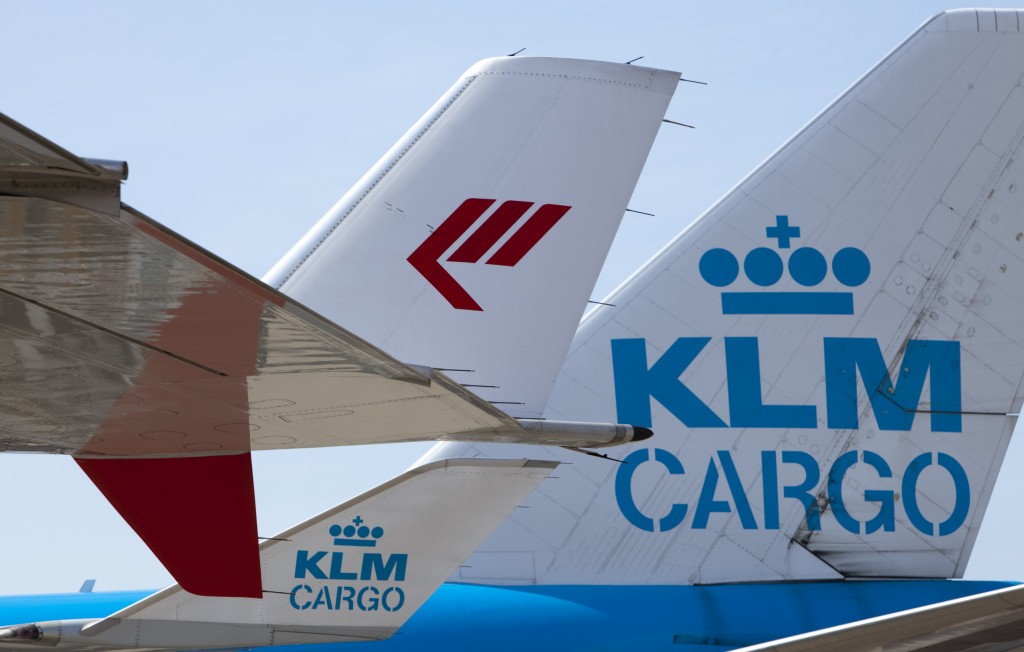 Het herstel van het internationale luchtvrachtvervoer zet zich door. Dit blijkt uit de cijfers die IATA woensdag heeft gepubliceerd over februari. Er was sprake van een toename van de vraag met 2,9 procent ten opzichte van februari 2013. De groei vlakte wel af ten opzichte van januari, toen de toename 4,5 procent bedroeg, maar volgens IATA is er een goede reden om "gematigd optimistisch" te zijn over 2014. Luchtvrachtvervoerders vergrootten hun capaciteit in februari met 2,3 procent. Gemiddeld was 43,9 procent van de beschikbare ruimte aan boord van cargovliegtuigen gevuld. Verreweg de meeste groei had plaats in het Midden-Oosten en Europa, zegt IATA, met toenames van vervoerde vracht van respectievelijk 11,9 procent en 5,5 procent. Economische afkoeling China De Noord-Amerikaanse luchtvrachtmarkt daarentegen daalde licht (0,3 procent). Toch waren de vliegtuigen daar minder leeg doordat de capaciteit werd verminderd. In Azië vlakte de groei af tot een schamele 0,1 procent. Dat had deels te maken met het Chinese nieuwjaar eind januari, maar mogelijk ook met een economische afkoeling in China. Ook slecht nieuws voor de luchtvracht "Cargo is zeer goed aan het jaar begonnen", zei directeur-generaal Tony Tyler van IATA. "Er is goede reden om gematigd optimistisch te zijn voor 2014. De gemiddelde groei voor twee maanden is 3,6 procent en dat betekent een grote vooruitgang in vergelijking met de groei van 1,3 procent over heel 2013." Maar Tyler waarschuwde ook voor "enkele ernstige trends die niet in het voordeel van de luchtvaartindustrie zijn". Zo zijn grote internationale bedrijven, die voorheen in hun productieketen veel onderdelen lieten aanvoeren van over de hele wereld, al enige jaren bezig hun 'supply chain' dichter bij huis te zoeken en dat is slecht nieuws voor de luchtvracht. Tyler: "De twintig grootste economieën van de wereld hebben sinds 2009 rond de 23 procent meer protectionistische maatregelen genomen. Dit is de belangrijkste reden dat de luchtvracht nu niet groeit met 5-6 procent die je zou mogen verwachten op basis van het huidige niveau van de binnenlandse productie." Volg de luchtvaartsector op Luchtvaartnieuws.nl.