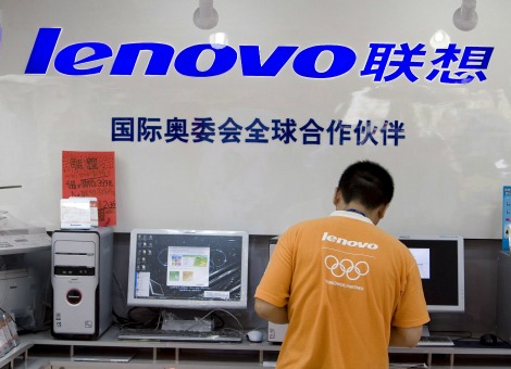 Het Chinese Lenovo mag zich de grootste pc-maker ter wereld noemen. Het bedrijf verscheepte in het tweede kwartaal van dit jaar de meeste personal computers. De pc-markt als geheel kromp voor het vijfde opeenvolgende kwartaal. Dat meldden onderzoeksbureaus IDC en Gartner. Er werden volgens de marktonderzoekers in de maanden april, mei en juni respectievelijk 11,4 en 10,9 procent minder pc's verscheept in vergelijking met een jaar eerder. Beide organisaties geven cijfers voor het aantal pc’s dat fabrikanten hebben verscheept naar winkels, niet het aantal pc’s dat consumenten daadwerkelijk hebben gekocht. [google-drive number='1'] Volgens Gartner zijn er 76 miljoen pc's verscheept, terwijl IDC het op 75,6 miljoen exemplaren houdt. Dat is het laagste aantal zendingen sinds het tweede kwartaal van 2009. De krimp van de pc-markt houdt nu al vijf kwartalen aan en dat is de langste periode ooit dat de pc-markt niet is gegroeid. In de hele wereld werden er minder pc's verscheept ten opzichte van een jaar geleden. De schuldige: goedkope tablets Zowel Gartner als IDC wijzen op de concurrentie van goedkope tablets als oorzaak van de krimp. "In opkomende markten zijn goedkope tablets het belangrijke apparaat geworden voor veel mensen. Zij stellen in het gunstigste scenario de aankoop van een pc uit", aldus Gartner-analist Mikako Kitagawa. "Dit is ook de verklaring voor de ineenstorting van de markt voor netbooks." IDC-analist Jay Chou vindt de zwakke cijfers in opkomende markten zorgwekkend voor de lange termijn. Daarnaast zijn lagere prijzen en laptops met aanraakschermen volgens hem niet voldoende om de pc-markt een opkikker te geven. "Er moet nog veel gebeuren om aantrekkelijke producten in de markt te zetten die de concurrentie aan kunnen gaan met apparaten zoals tablets." Windows 8 vrijgepleit Waar IDC in het vorige kwartaal nog Windows 8 aanwees als oorzaak voor de krimp, durft Gartner nu de stelling aan dat het nieuwe besturingssysteem van Microsoft geen blaam treft. De afname in pc-zendingen houdt daarvoor te lang aan. Bovendien verscheepte Apple in de vorige drie maanden ook minder Macs. Lenovo koploper Alhoewel Lenovo minder pc's verscheepte dan vorig jaar, mag het zich toch de grootste pc-maker ter wereld noemen. Het Chinese bedrijf is het afgelopen jaar stuivertje aan het wisselen met HP om de koppositie. Lenovo nam eind 2004 voor 1,25 miljard dollar de pc-divisie van het Amerikaanse IBM over. Sindsdien is het bezig aan een stevige opmars. [google-drive number='2'] Zwaargewicht Hewlett-Packard (HP) zag volgens Gartner verzending van pc’s met 4,8 procent terugvallen, terwijl bij Dell sprake was van een min van 3,9 procent. Bij dat laatste computerbedrijf is een titanenstrijd gaande om de toekomst van het concern. Oprichter Michael Dell wil samen met beleggingsfonds Silver Lake het bedrijf van de beurs halen om in alle rust Dell een metamorfose te geven. De legendarische belegger Carl Icahn dat het fonds Southeastern Asset Management vonden het bod van het kamp van Dell te laag en hebben een eigen plan. Op 18 juli moeten de aandeelhouders van Dell beslissen tot welk kamp ze behoren, schreef Z24's Eline Ronner eerder deze week.