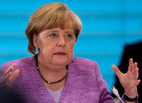 De Duitse regering bereidt zich voor op een mogelijk vertrek van Griekenland uit de eurozone, de 'Grexit'. Medewerkers van bondskanselier Angela Merkel studeren op concrete scenario's die zich bij de verkiezingen in januari in Griekenland kunnen voordoen. Dat meldt de Duitse krant Bild woensdag. De Duitse regering wil zich met de scenario's voorbereiden op een mogelijke verkiezingsoverwinning van de linkse partij Syriza. Die wil de bezuinigingen die de eurolanden en het IMF de afgelopen jaren afdwongen, in ruil voor noodleningen, grotendeels terugdraaien. Dat kan ertoe leiden dat de steun aan Griekenland wordt opgezegd, waardoor het land mogelijk de eurozone moet verlaten. Bild waarschuwt daarbij voor een bankrun in Griekenland, als het werkelijk tot een Grexit komt. Als Grieken massaal hun geld van hun rekeningen halen, komen de Griekse banken in gevaar, wat andere Europese banken met een flinke rekening kan opzadelen. De Duitse regering heeft de afgelopen dagen meerdere keren benadrukt Griekenland binnen de eurozone te willen houden. Europees commissaris Jyrki Katainen bestempelde speculaties over het vertrek van Griekenland dinsdag dan ook als "tijdverspilling''. "Het lidmaatschap van de eurozone is onherroepelijk en de Europese Commissie is volledig toegewijd aan de integriteit van de eurozone'', zei hij.