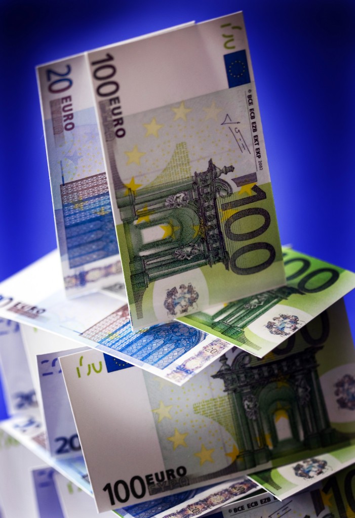 Het aantal Nederlanders met een vermogen van minstens 1 miljoen dollar (circa 760.000 euro) is vorig jaar ten opzichte van 2011 met 12,9 procent gestegen tot 191.000. Deze zogenoemde dollarmiljonairs zijn goed voor een gezamenlijk vermogen van 396 miljard dollar, een stijging met 8,7 procent. Dat meldde de internationaal opererende Boston Consulting Group (BCG) maandag.