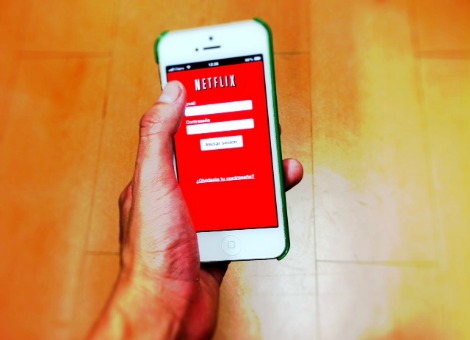 De Amerikaanse aanbieder van internettelevisie Netflix heeft in het vierde kwartaal meer nieuwe abonnees aangetrokken dan verwacht, met name in het buitenland. Dat blijkt uit cijfers die het bedrijf dinsdag heeft gepubliceerd. Netflix kreeg er 1,9 miljoen klanten bij in eigen land en 2,4 miljoen in de rest van de wereld. Het bedrijf heeft nu in totaal 57,4 miljoen abonnees, waarvan 39,1 miljoen in de Verenigde Staten. Het had zelf op een lagere internationale aanwas gerekend. De omzet kwam afgelopen kwartaal uit op 1,5 miljard dollar (1,3 miljard euro). Netflix wist de nettowinst bijna te verdubbelen tot 83,4 miljoen dollar, mede dankzij een belastingmeevaller.