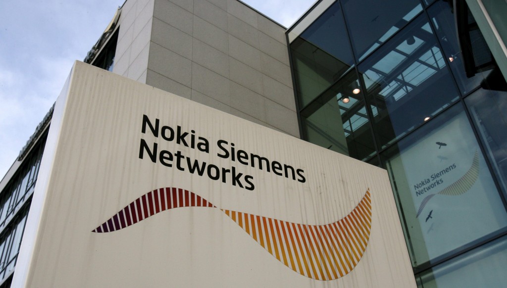 De Finse mobieltjesfabrikant Nokia koopt het belang van 50 procent van het Duitse technologieconcern Siemens in het samenwerkingsverband Nokia Siemens Networks (NSN) voor 1,7 miljard euro. Dat maakten de bedrijven maandag bekend. Daarmee komt een einde aan een samenwerking tussen beide bedrijven die 6 jaar heeft geduurd. Nokia krijgt volledige controle over NSN, dat door omvangrijke kostenbesparingen vorig jaar voor het eerst winst wist te boeken. In het eerste kwartaal van dit jaar bedroeg de operationele winst 10 miljoen euro. De bruto winst kwam uit op 899 miljoen euro, een stijging van 117,1 miljoen euro ten opzichte van een jaar eerder. De telefoontak van Nokia heeft het de afgelopen kwartalen daarentegen zwaar en noteerde in de eerste drie maanden van dit jaar een operationeel verlies van 150 miljoen euro. De winstgevende activiteiten van NSN kunnen de tegenvallende resultaten van Nokia-telefoons compenseren. Siemens uit telecomsector Siemens wilde zijn belang in NSN al langer verkopen om zich te richten op andere activiteiten. De Europese markt voor mobiele telefonie lijdt aan de opkomst van Aziatische merken en dus wil de fabrikant van onder meer treinen, windturbines en medische apparatuur zich niet meer richten op de telecomsector. De transactie wordt waarschijnlijk in het derde kwartaal van dit jaar afgerond. NSN telde aan het einde van het eerste kwartaal circa 56.700 werknemers en levert netwerkapparatuur aan bedrijven als Deutsche Telekom en Cisco Systems. Bij bezuinigingen zijn de afgelopen jaren 17.000 banen geschrapt, bijna een kwart van het totaal.