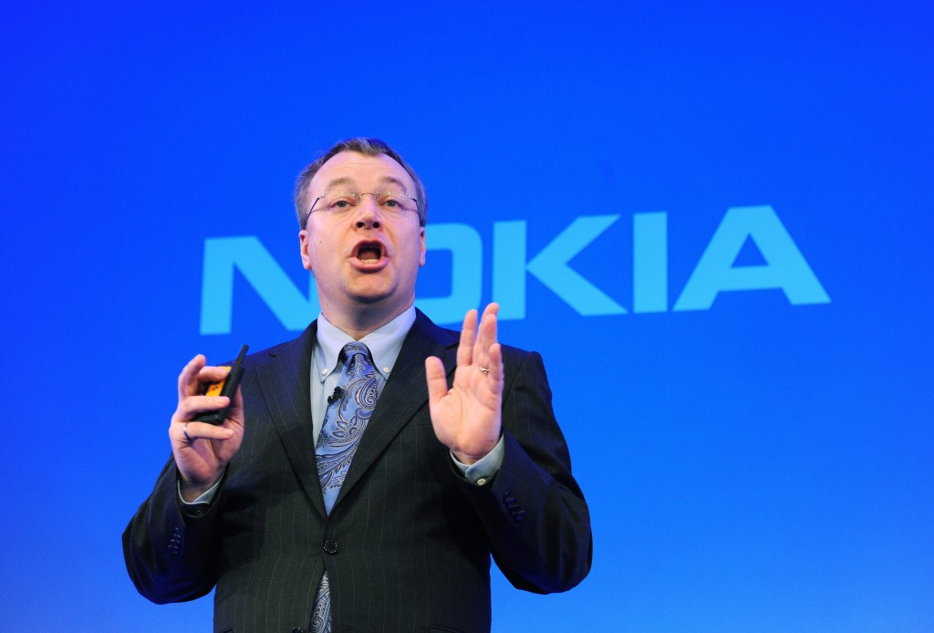 Nokia heeft in het tweede kwartaal 7,4 miljoen Lumia-telefoons verkocht, minder dan de 8,1 miljoen die analisten hadden verwacht. De omzet daalde bovendien met een kwart. Dat maakte de Finse telefoonmaker donderdag bekend. Nokia boekte in april, mei en juni van dit jaar een omzet van 5,7 miljard euro, 24,5 procent lager dan in het tweede kwartaal van 2012. Volgers van het concern hadden gerekend op inkomsten van 6,27 miljard euro. [google-drive number='2'] De Finse mobieltjesmaker schaart zich daarmee in het rijtje HTC, BlackBerry en Samsung, die alle drie zwakke omzetcijfers presenteerden. Het lijkt erop dat de groei op de smartphonemarkt sneller afvlakt dan gedacht, waarschijnlijk omdat mensen langer doen met de smartphone die ze al hebben. Dinsdag 23 juli geeft daarover wellicht meer duidelijkheid als Apple met kwartaalcijfers komt. Strijd om plek drie De cijfers van Nokia zijn des te teleurstellender, omdat de mobieltjesmaker de afgelopen maanden met veel nieuwe toestellen op de markt kwam om de verkopen op te krikken. Het Finse concern blijft last houden van grote rivalen Apple en Samsung, die andere spelers op de smartphonemarkt wegdrukken. Nokia strijd met Sony, HTC, BlackBerry en de Chinese spelers Huawei en ZTE om plek drie. Beleggers waren niet in hun nopjes met de kwartaalresultaten van Nokia. Het aandeel noteerde om 14.30 uur ruim 3 procent lager. Minder nettoverlies De Finse firma wist wel het nettoverlies terug te dringen tot 196 miljoen euro, minder dan de 276 miljoen euro die door analisten werd voorzien. Ook de goede prestaties van Nokia Siemens Network (NSN) droegen bij aan het lagere verlies. Door omvangrijke kostenbesparingen waarbij 17 duizend banen geschrapt werden wist NSN vorig jaar voor het eerst winst wist te boeken. Ook in het tweede kwartaal was het operationeel resultaat positief met 8 miljoen euro. Sinds begin deze maand is Nokia volledig eigenaar van NSN, nadat het het belang van 50 procent van het Duitse Siemens voor 1,7 miljard euro kocht. De hoop is dat de winstgevende activiteiten van NSN de tegenvallende resultaten van de telefoontak in de toekomst kunnen compenseren. Goedkopere Lumia’s doen het goed Nokia wist in het afgelopen kwartaal wederom meer Lumia's te verkopen dan in de drie maanden daarvoor. Het aantal van 7,4 miljoen is een voorlopig record. [google-drive number='2'] Vooral de goedkopere modellen deden het goed. Nokia splitst de verkopen niet uit naar type, maar een blik op de gemiddelde verkoopprijs van smartphones leert dat die fors is gedaald ten opzichte van het eerste kwartaal. [google-drive number='1'] Nokia heeft de afgelopen maanden onder meer de Lumia 520 en Lumia 720 uitgebracht. Beide smartphones zijn in Nederland verkrijgbaar voor respectievelijk 165 en 290 euro, een stuk lager dan de ruim 500 euro die voor de topmodellen moet worden neergeteld. Het dalen van de gemiddelde smartphoneprijs wijt Nokia zelf aan een "verschuiving naar verkopen van goedkopere Lumia-toestellen met Windows 8 in combinatie met onze prijsacties". Uit recente cijfers van AdDuplex, dat zich specialiseert in adverteren op Windows, bleek al dat de Lumia 520 wereldwijd het populairste Windows 8-toestel is. Vooral in India doet de goedkoopste Lumia het goed. Weer minder feature phones verkocht Van de goedkopere Asha-reeks werden 4,3 miljoen toestellen verkocht. De totale verkoop van feature phones daalde flink met 27 procent tot 53,7 miljoen exemplaren. Het is het vierde kwartaal op rij dat Nokia de verkoop van goedkope toestellen ziet dalen vergeleken met het jaar ervoor. De omzet uit niet-smartphones daalde met 30 procent tot 1,4 miljard euro. Einde aan daling in China In China verkocht Nokia voor het eerst in anderhalf jaar weer meer telefoons dan het kwartaal ervoor. Er gingen 4,1 miljoen telefoons over de toonbank in China, 700 duizend meer dan in januari, februari en maart. Vergeleken met hetzelfde kwartaal een jaar eerder blijft de volumedaling met 48 procent fors te noemen. [google-drive number='3'] In de Verenigde Staten, waar het voor Nokia lastig is gebleken om voet aan de grond te krijgen, blijft het aantal verkochte telefoon schommelen rond een half miljoen. Opvallend is dat in de VS vooral de duurdere Lumia-telefoons goed verkocht worden. De gemiddelde verkoopprijs van Nokia-toestellen ligt in Amerika op 246 euro, aanzienlijk hoger dan de 72 euro in Europa.
