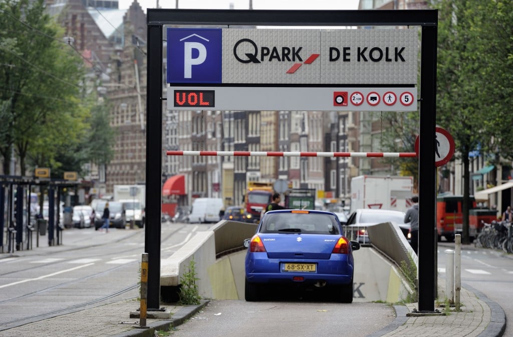 De Belastingdienst wil parkeergegevens van parkeerautomaten die autokentekens registreren gebruiken om te controleren of zakelijk rijdende automobilisten niet meer privékilometers maken dan ze opgeven. Het controleren van parkeergegevens zou onmogelijk moeten zijn omdat het verantwoordelijke Servicehuis Parkeren (SHPV) garandeert dat alle ingevoerde kentekens na acht weken worden gewist, zo meldt NRC Handelsblad. Automobilisten met een auto van de zaak kunnen de fiscale bijtelling ontlopen als ze minder dan 500 kilometer privé rijden met die auto en dat kunnen aantonen met een sluitende rittenregistratie. Dat kan netto een fors bedrag schelen. Maar de Belastingdienst lijkt dus via parkeertransactie te willen controleren of de er niet stiekem meer wordt gereden met de zakenauto. Parkeertransacties blijken namelijk niet na acht weken te worden gewist met het Nationaal Parkeer Register, maar worden volgens NPR-woordvoerster Naomi Woestenenk "versleuteld". "Ze kunnen weer worden ontsleuteld en zijn dan opnieuw te koppelen aan tijd en plaats", aldus Woestenenk. Volgens haar zijn de gegevens over 2012 enkele maanden geleden opgevraagd door de Belastingdienst.