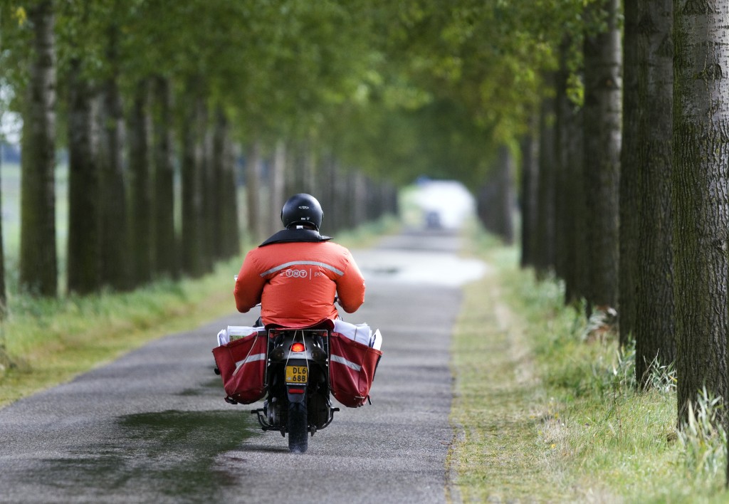 Het Belgische bedrijf Bpost is een zoektocht begonnen naar Nederlanders die in Vlaanderen de post willen rondbrengen. Vooral in de grensstreek Waasland blijkt een groot tekort te zijn aan postbezorgers, berichtte de Belgische krant Het Laatste Nieuws vrijdag. Het postbedrijf hoopt flink wat Nederlanders te kunnen werven. Een woordvoerder van Bpost spreekt over een win-winsituatie: "In Nederland hebben ze bijna 11.000 postbodes ontslagen bij grote herstructureringen." De Belgen hebben in verschillende grensstreken juist postbodes nodig. In Zeeland is daarom al een wervingscampagne van start gegaan. De eerste Nederlanders worden volgens de krant al klaargestoomd voor een loopbaan als medewerker van het postbedrijf. Ze krijgen eerst een opleiding om ze bekend te maken met de Belgische sorteer- en verdeelsystemen. "Na enkele maanden zullen we evalueren of ze effectief aan de slag kunnen", vertelt de woordvoerder.