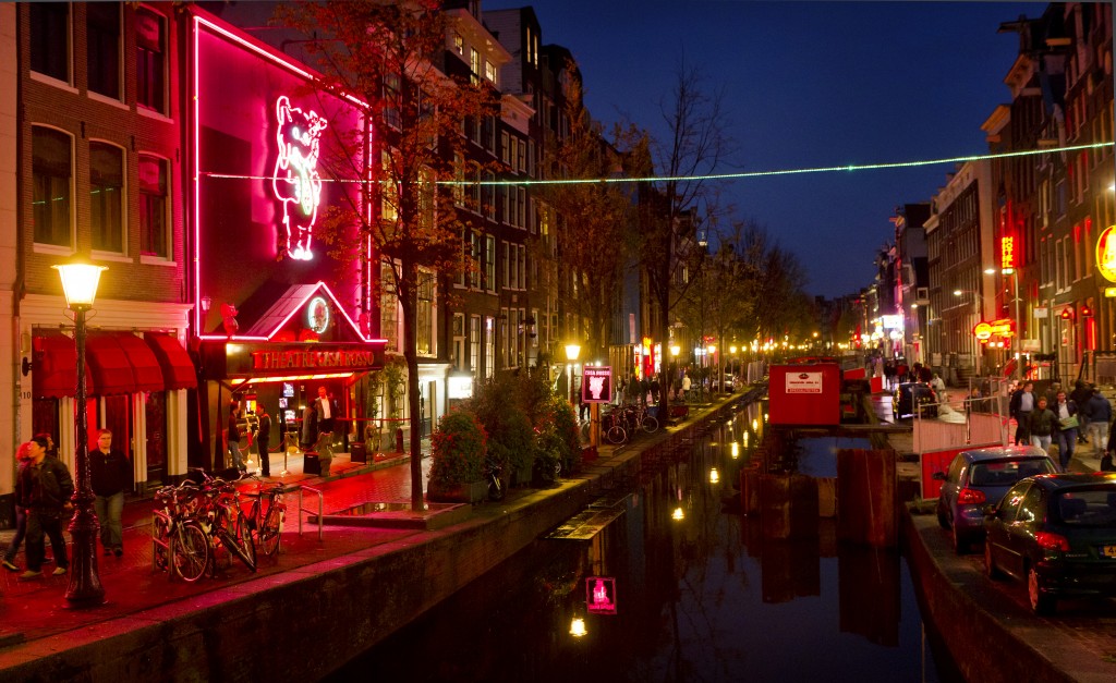 De economische crisis dwingt prostituees bodemprijzen te hanteren. Vooral in de grote steden dalen de tarieven en geven de vrouwen vaker toe aan riskante seksuele handelingen. Dat schrijft het AD dinsdag. Volgens de krant kunnen in Den Haag bezoekers al voor 10 euro terecht.
