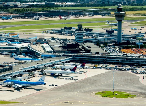 Werknemers van vrachtafhandelaar Aviapartner Cargo (APC) op de luchthaven Schiphol zijn dinsdagavond om 22.00 uur voor 24 uur in staking gegaan. Met de werkonderbreking willen ze een betere cao afdwingen, meldde FNV Bondgenoten. Aviapartner Cargo spande maandag in Utrecht nog een kort geding aan tegen de vakbond om een staking te voorkomen. Maar de rechter stelde het bedrijf in het ongelijk. De werkonderbreking zal er mogelijk toe leiden dat vliegtuigen niet vertrekken, omdat ze geen lading hebben. Vliegtuigen die binnenkomen, zullen niet worden gelost. Passagiers zullen geen hinder ondervinden, want het betreft enkel vrachtvluchten, aldus de vakbond. De werknemers van APC eisen teruggave van hun atv-dagen, een loonsverhoging van 3 procent, meer zeggenschap over hun roosters en verbetering van de positie van uitzendkrachten.