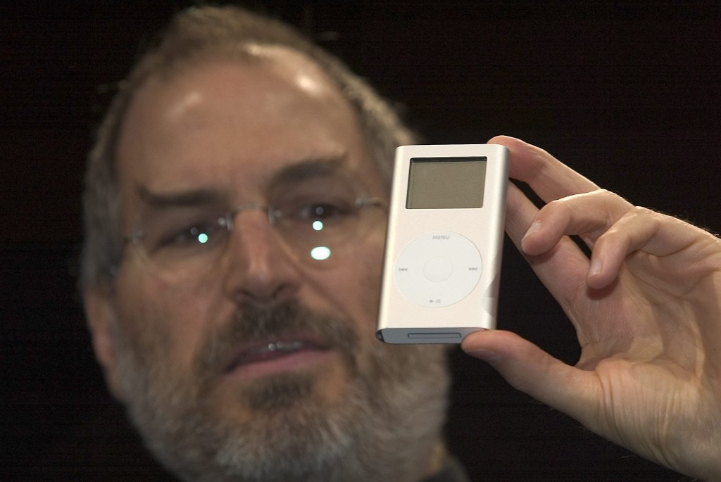 Steve Jobs ontketende twaalf jaar geleden een revolutie met de introductie met muziekspeler iPod. Maar die lijkt definitief op z'n retour. Net als andere gadgets die nog niet zo lang geleden prima voldeden, maar nu hopeloos verouderd ogen.