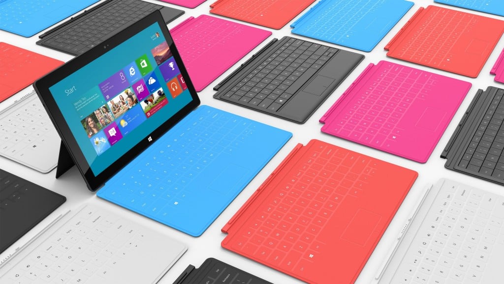 De zwakke verkopen van zijn nieuwe tabletcomputer Surface RT nopen Microsoft tot een afschrijving van 900 miljoen dollar. De Amerikaanse softwaregigant Microsoft boekte in het vierde kwartaal van het gebroken boekjaar 2012/2013 een flinke winst ondanks een afboeking van 900 miljoen dollar op zijn tablet Surface RT. De verkoop van dat apparaat viel tegen. Het bedrijf gaf donderdag aan nog altijd te kampen met een krimpende pc-markt, waardoor de vraag naar het programma Windows blijft dalen. Wel ziet het concern een toenemende vraag naar diensten als Office 365, Outlook.com, Skype en Xbox Live. Microsoft boekte een nettowinst van 4,97 miljard dollar, waar een jaar eerder nog een verlies in de boeken werd gezet van 492 miljoen dollar. De omzet steeg met bijna 2 miljard dollar tot 19,89 miljard dollar.