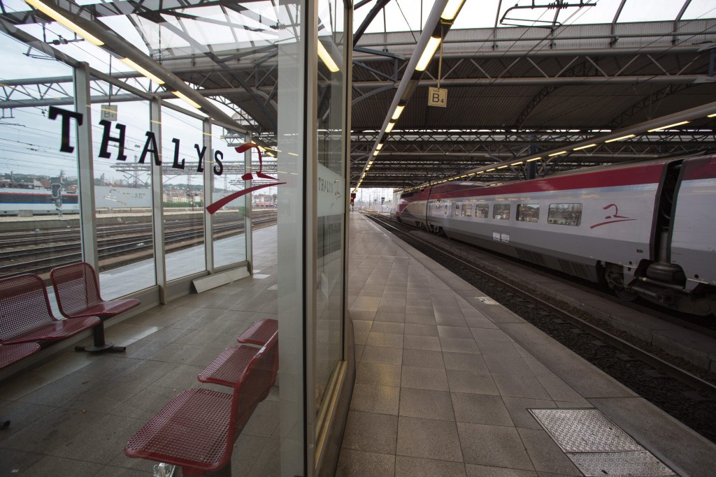 Thalys vervoerde in de eerste helft van dit jaar fors meer reizigers. Hogesnelheidstrein Thalys profiteert van het wegvallen van de Fyra. Vergeleken met vorig jaar steeg het aantal reizigers tussen Amsterdam en Brussel in de eerste helft van het jaar met ruim 38 procent, zo maakte het bedrijf dinsdag bekend. Het aantal passagiers tussen de Nederlandse en Belgische hoofdstad maakt niettemin nog steeds een klein deel uit van het totale vervoer van Thalys. Veel passagiers reizen van Amsterdam direct door naar Parijs of treinen op een ander traject van de vervoerder, die ook treindiensten met Keulen, Parijs en Zuid-Frankrijk onderhoudt.