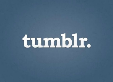 Twee maanden na de overname van Tumblr door Yahoo is er nieuw zoekbeleid ingesteld dat blogs met veel bloot bijna onvindbaar maakt. Yahoo breekt daarmee direct de belofte om die blogs met rust te laten. Toen Yahoo Tumblr kocht, verzekerde het de gebruikers ervan dat zogenoemde adult websites - die talrijk aanwezig zijn op de blogdienst - met rust zouden worden gelaten. Twee maanden na de overname wordt die belofte al verbroken met een nieuw zoekbeleid dat adult content uit de zoekresultaten van Tumblr weert en ook via de zoekrobots van onder meer Google, Bing en Yahoo onvindbaar maakt. Door dit nieuwe beleid zouden zo’n 12 miljoen blogs, ofwel ongeveer tien procent van alle content op Tumblr, onzichtbaar zijn gemaakt. Ook de categorie ‘Erotica’ werd eerder al - nog voor de verkoop van de website - verwijderd. De enige manier waarop een blogbericht dat wordt aangeduid als ‘adult’ nu nog te vinden is, is via een directe link. Het vinden en ontdekken van nieuwe adult blogs wordt daarmee zo goed als onmogelijk gemaakt. Gebruikers reageren misnoegd op de nieuwe aanpassingen en beschouwen het als de grootste vorm van censuur die Tumblr kon uitvoeren, zonder tien procent van haar gebruikersbasis van het platform te verwijderen.