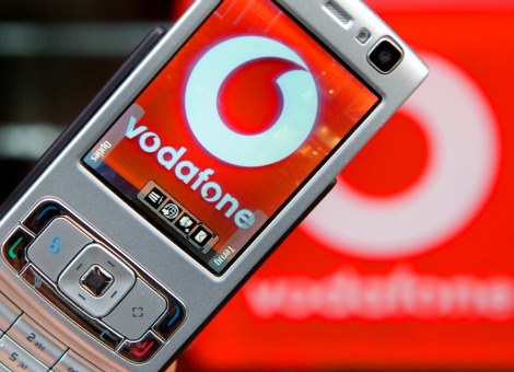 De operationele omzet uit dienstverlening van Vodafone is in het eerste kwartaal van het boekjaar 2013/2014 gedaald als gevolg van een prijzenoorlog in onder meer Duitsland, het Verenigd Koninkrijk, Italië en Spanje. Dat blijkt uit cijfers die het Britse telecomconcern vrijdag naar buiten bracht. De zogeheten service revenue exclusief wisselkoerseffecten en overnames daalde met 3,5 procent tot 10,2 miljard pond (11,8 miljard euro). Het is de vierde achtereenvolgende daling op kwartaalbasis. In Duitsland, goed voor bijna een vijfde van de omzet, daalden de inkomsten op deze basis met 5,1 procent. Volgens Vodafone was er zowel in de consumenten- als de zakelijke tak sprake van een "intense" prijzenoorlog. In het Verenigd Koninkrijk liep de omzet met 4,5 procent terug vanwege "aanhoudende prijsdruk en de zwakke economie". Omzetdaling in Zuid-Europa In Zuid-Europa, waar de meeste landen in een langdurige recessie zitten, daalde de omzet nog harder. In Italië daalden de inkomsten met 17,6 procent en in Spanje met 10,6 procent. Door onder meer de hoge werkloosheid in deze landen zijn consumenten steeds kieskeuriger in hun uitgavenpatroon, aldus Vodafone. In de overige delen van Europa, waaronder Griekenland en Portugal vallen, daalde de omzet met 13,6 procent. Ook daar was naast de zwakke economische omstandigheden sprake van prijsdruk. Recessie in Nederland In Nederland boekte Vodafone een operationele omzet van omgerekend 448,7 miljoen euro, een daling van 3,7 procent op jaarbasis. "De voortdurende recessie heeft haar weerslag op het uitgavenpatroon van consumenten en zakelijke klanten en verklaart de daling", aldus het bedrijf. Brancheorganisatie GSMA maakte bekend dat Europese klanten in 2012 gemiddeld 38 dollar per maand spendeerden aan hun abonnement, terwijl Amerikanen daar in doorsnee 69 dollar aan uitgaven. Vodafone is dan ook druk doende om minder afhankelijk te worden van Europa. Het bedrijf heeft de pijlen gericht op onder meer de Verenigde Staten, India en Zuid-Afrika, waar het groeitempo hoger is.