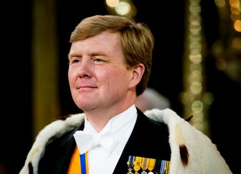 Het koningslied waarmee de kersverse koning Willem-Alexander en koningin Máxima op de dag van de troonswisseling werden toegezongen, heeft tot nu toe 44.000 euro opgeleverd. Dat heeft het Nationaal Comité Inhuldiging, de initiatiefnemer van het lied, woensdag gemeld. De opbrengst is afkomstig van de kaartverkoop van het concert in Ahoy in Rotterdam op 30 april en van de downloads van het veelbesproken nummer ('Daar sta je dan'). Het geld gaat naar het Oranje Fonds, dat elk jaar duizenden grote en kleine maatschappelijke organisaties steunt. De koning en koningin zijn beschermpaar van het fonds. Vanuit Ahoy, waar 33 artiesten het lied zongen, was er een rechtstreekse verbinding met Amsterdam, waar het koningspaar een vaartocht maakte. Hoe vaak het lied is gedownload, kon een woordvoerder van het comité woensdag nog niet zeggen. Nadat het koningslied op 19 april voor het eerst op Radio 2 te horen was geweest, barstte er een storm van kritiek los. De tekst, muziek en bijbehorende clip werden door velen belachelijk gemaakt. Componist John Ewbank, die eerder al werd beschuldigd van plagiaat, trok zijn lied een dag later terug omdat hij klaar was met alle kritiek, scheldpartijen en geklaag. Uiteindelijk werd het lied toch gezongen op 30 april. Op 5 september ontvangt koning Willem-Alexander het Droomboek, waarin 300 dromen over Nederland zijn gebundeld. Het boek, bedoeld ter inspiratie voor elkaar en de koning, is vanaf die dag ook gratis af te halen bij de boekhandel (één exemplaar per huishouden) of te downloaden. De inzenders van de geselecteerde dromen mogen aanwezig zijn bij de overhandiging van het boek op Paleis Het Loo in Apeldoorn. Op 14 september volgt een dankbetuiging voor prinses Beatrix. Van 17.30 tot 18.30 uur is er in Rotterdam op en rond de Maas bij de Erasmusbrug een zang-, dans- en waterspektakel. Later in de avond is er in Ahoy een muziek- en dansprogramma voor genodigden. De commissarissen van de Koning hebben in elke provincie 100 mensen voorgedragen om hierbij te zijn. Ook worden onder anderen mensen uitgenodigd die de afgelopen 33 jaar in contact zijn geweest met Beatrix tijdens haar ambtsperiode. De NOS zendt de dankbetuiging ('Beatrix met hart en ziel') rechtstreeks uit.