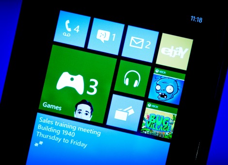 Het totaal aantal applicaties in de downloadwinkels voor Windows Phone en Windows 8 bedraagt inmiddels zo'n 400.000. Dat schrijft Neowin woensdag op basis van een bord dat te zien was op Build, Microsoft's conferentie voor ontwikkelaars. In maart maakte Microsoft bekend dat er op dit moment 150.000 apps zijn voor Windows 8. Als de informatie van Neowin klopt, zou dat betekenen dat er 250.000 apps zijn voor Windows Phone. Volgens Microsoft downloaden gebruikers bij elkaar ongeveer 14 miljoen apps per dag. In vergelijking met Android van Google en iOS van Apple blijft Windows wel achter. Google en Apple hebben beiden een aanbod van meer dan één miljoen apps. Marktaandeel winnen Windows Phone en Windows RT wordt gratis voor fabrikanten van smartphones en tablets met schermen kleiner dan 9 inch. Topman Terry Myerson maakte dit bekend tijdens Build, schrijft The Wall Street Journal. Windows wil hiermee waarschijnlijk een slag slaan om het marktaandeel van 2 à 3 procent in de mobiele markt naar een hoger plan te brengen.