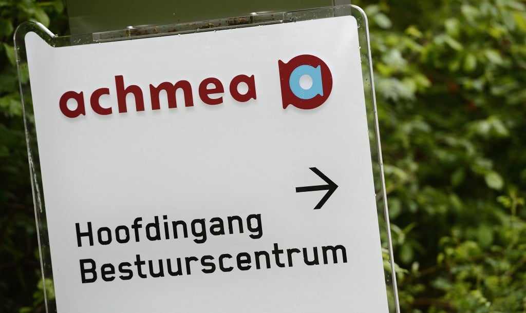 De Nederlandse Zorgautoriteit (NZa) heeft vijf zorgverzekeraars van Achmea een boete opgelegd van gezamenlijk 3,6 miljoen euro. Naar het oordeel van de toezichthouder zijn er fouten gemaakt in de administratie. Bij Zilveren Kruis Achmea, Interpolis, OZF, Avéro en Agis waren de jaarstaten over 2011 niet correct ingevuld. Het is voor het eerst sinds de invoering van de nieuwe zorgverzekeringswet in 2006 dat de NZa boetes uitdeelt voor wanordelijke administratie. In totaal was bij Achmea ruim 0,5 miljard euro aan zorgkosten niet goed verwerkt. In 2009 en 2010 waren de jaarstaten ook al niet op orde. Hierdoor was voor de toezichthouder de maat vol en besloot die een boete op te leggen. "De fouten zijn niet gemaakt om winst te maken'', zegt een woordvoerster van de NZa woensdag. "Maar omdat verzekeraars elkaar onderling moeten compenseren, kan het zijn dat andere verzekeraars hierdoor bevoor- of benadeeld zijn.'' Achmea erkent dat er fouten zijn gemaakt en betreurt dat, zo stelt het verzekeringsconcern in een reactie. De betreffende jaarstaten zijn op verzoek van de NZa gecorrigeerd en inmiddels goedgekeurd. Ook zijn maatregelen genomen om herhaling te voorkomen. Volgens Achmea heeft de boete geen gevolgen voor de klant.