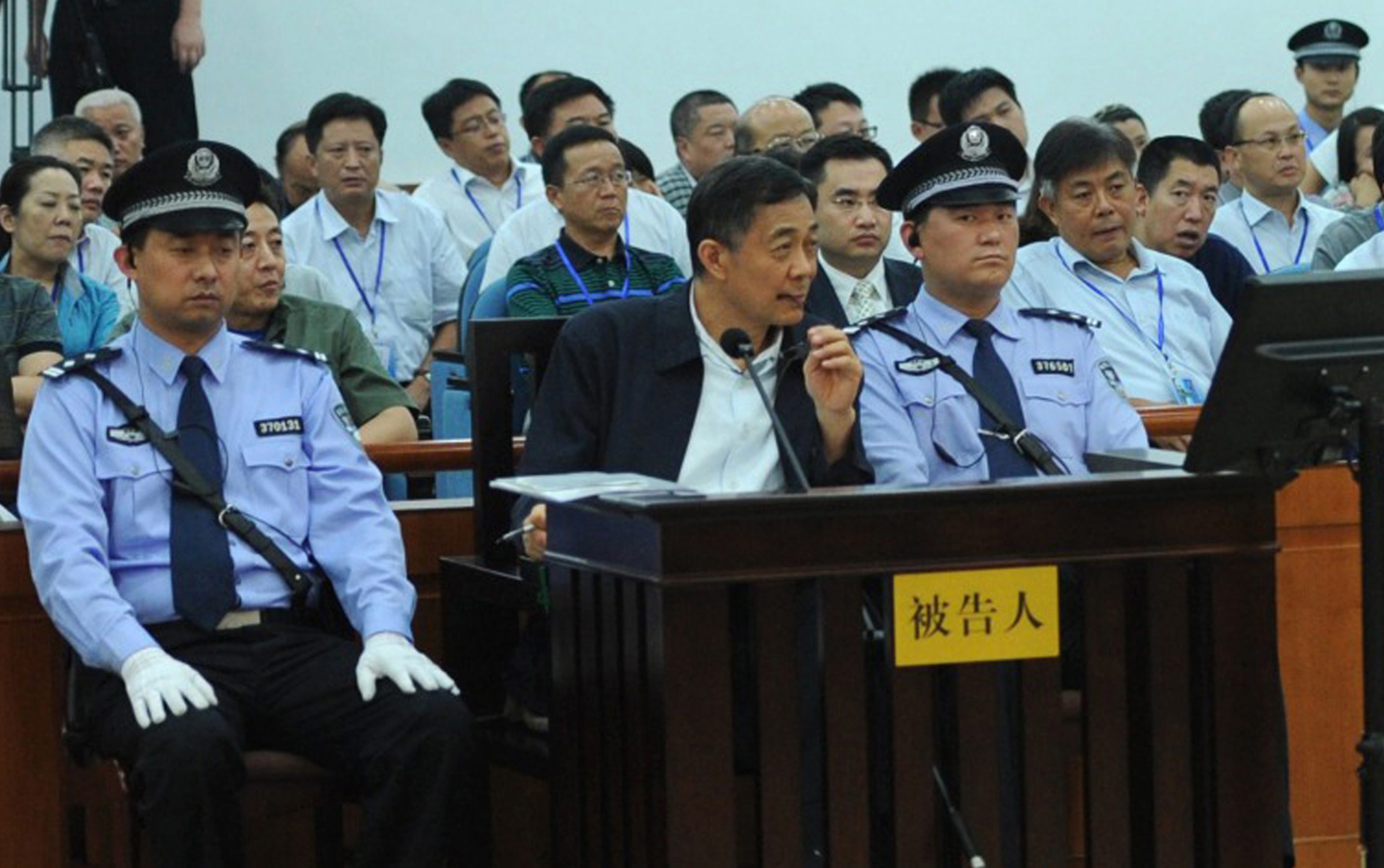 Het proces tegen de Chinese oud-leider Bo Xilai is maandag geëindigd. De uitspraak volgt later,op een nog onbekende datum, meldde het Chinese staatspersbureau Xinhua. De aanklagers hebben op de laatste dag van het proces om een zware straf gevraagd. De algemene verwachting is dat de in ongenade gevallen leider schuldig wordt bevonden. Het proces tegen Bo, oud-partijleider in de stad en provincie Chongqing, begon donderdag. Hij beet onverwacht fel van zich af. Bo zei dat hij valselijk is beschuldigd en erin is geluisd, hoewel hij later ook erkende ,,slordig'' te zijn geweest met overheidsgeld. Bo (64) wordt beschuldigd van corruptie, machtsmisbruik en omkoping. Het schandaal rond hem geldt als een van de grootste in 2 decennia in de Chinese politiek. Volgens de aanklagers waren Bo's misdaden ,,zeer ernstig'' en heeft hij geen spijt betoond. Daarom eisen ze ,,geen milde straf, maar een zware, in overeenstemming met de wet'', aldus een verklaring op Weibo, het Chinese equivalent van Twitter. Vorig jaar leek Bo nog af te stevenen op een toppositie in de Communistische Partij, maar hij werd in november afgezet. Zijn vrouw Gu Kalai werd dit jaar tot een voorwaardelijke doodstraf veroordeeld voor de moord op de Britse zakenman Neil Heywood. Bo zou zijn macht hebben misbruikt om de moord te verdoezelen.
