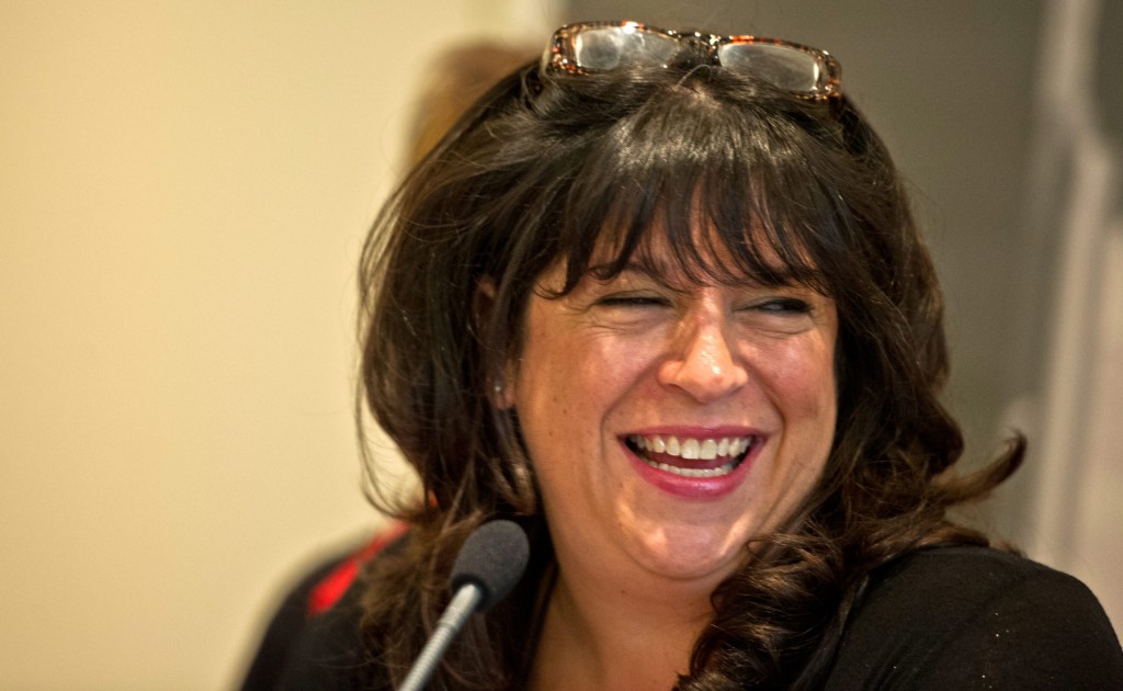 E. L. James, de schrijfster van de erotische roman 'Vijftig tinten grijs', was de beste verdienende schrijfster afgelopen jaar. Dat schrijft Forbes dat de jaarlijks een lijst opstelt met de best verdienende schrijvers. James sprokkelde tussen juni 2012 en juni 2013 95 miljoen dollar (71 miljoen euro) bij elkaar. Haar succes was mede te danken aan de opkomst van het e-book, waardoor mensen redelijk anoniem het boek konden lezen. Tweede op de lijst was dit jaar de nummer één van vorig jaar, thrillerschrijver James Patterson. Hij verdiende 68 miljoen euro. Suzanne Collins, schrijfster van 'The Hunger Games' profiteerde van de verfilming van haar boeken die de verkoop ervan fors stuwde. Zij kon volgens Forbes 41 miljoen euro op haar rekening bijschrijven. Dan Brown komt pas op de negende plek. Inferno, zijn nieuwste en vierde boek met hoofdpersoon Robert Langdon, verkocht goed, maar niet zo goed als'De Da Vinci Code' en 'Het verloren symbool'. Misschien dat de verfilming hem kan helpen meer te verdienen dan de 17 miljoen euro van dit jaar. J.K. Rowling, de schrijfster van de Potterreeks, vinden we pas terug op plek 13 met een inkomen van nog geen 10 miljoen euro. En dat vooral dankzij het feit dat uitlekte dat ze onder de naam Robert Galbraith de thriller 'Koekoeksjong' had geschreven. Het boek werd vooral na die onthulling een hit.