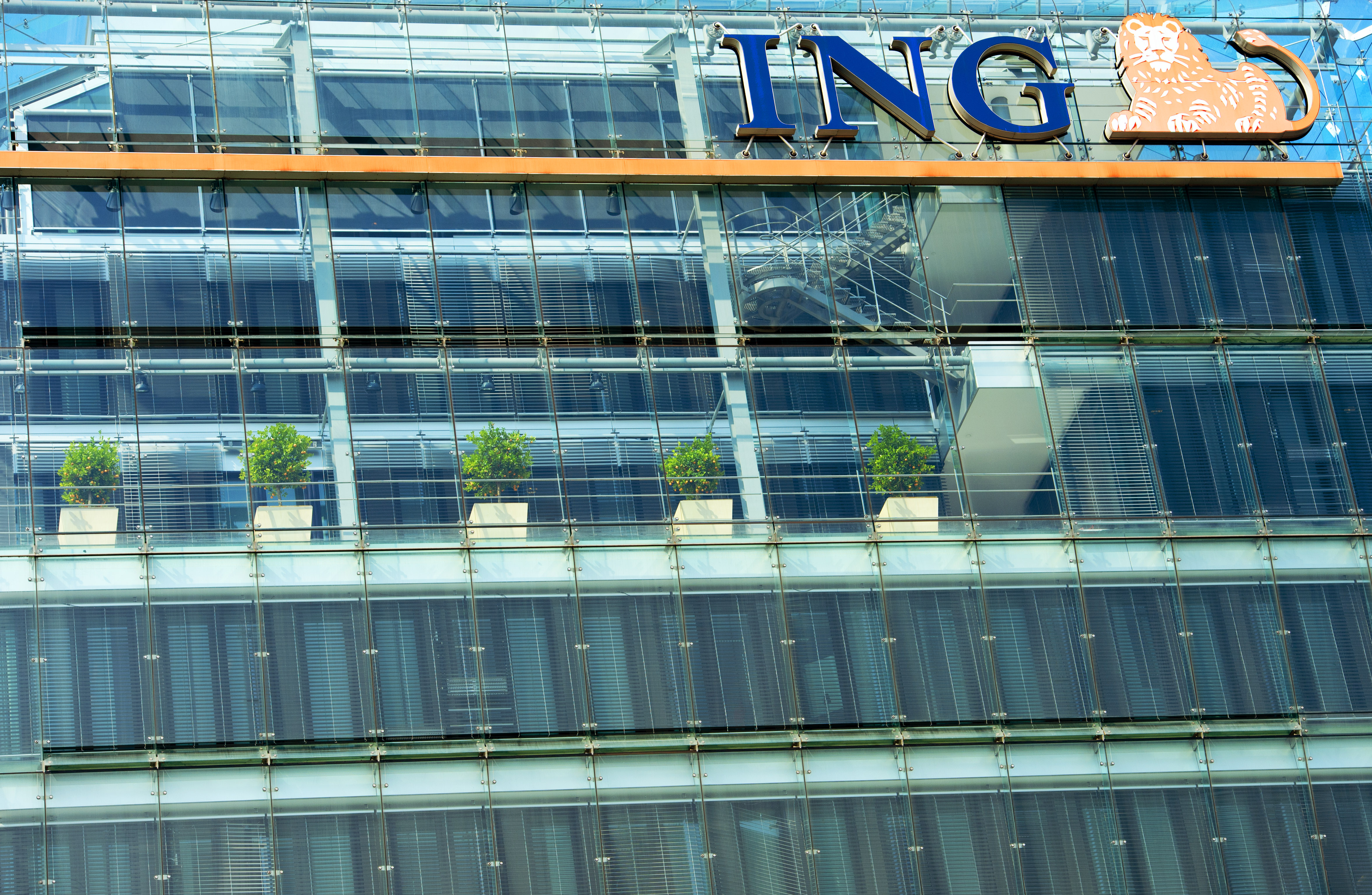 ING verkoopt zijn levensverzekeringstak in Zuid-Korea aan investeringsmaatschappij MBK Partners voor omgerekend 1,24 miljard euro. Dat maakte ING maandag bekend. ING behoudt een indirect belang in ING Life Korea van circa 10 procent. De verkoop leidt tot een verlies na belastingen voor ING van ongeveer 950 miljoen euro. Dat verlies wordt in het derde kwartaal in de boeken gezet. De transactie moet nog worden goedgekeurd door de autoriteiten en wordt naar verwachting in het vierde kwartaal afgerond. ING en MBK Partners tekenden ook een licentieovereenkomst waarbij MBK Partners voor een maximale periode van 5 jaar ING Life Korea onder de merknaam ING mag blijven opereren. Ook blijft ING technische ondersteuning en advies bieden aan ING Life Korea. ING Life Korea Met de verkoop heeft ING de verkoop van zijn Aziatische verzekeringsactiviteiten, een proces dat 17 maanden geleden werd gestart, vrijwel afgerond. ING Life Korea is de grootste buitenlandse levensverzekeraar van Zuid-Korea met circa 1,3 miljoen klanten en meer dan 1000 werknemers. Het bedrijf werd in 1987 opgericht. MBK Partners is de grootste durfkapitalist van Zuid-Korea en een van de grootste investeringsmaatschappijen in Azië, met meer dan 8 miljard dollar aan kapitaal onder beheer.