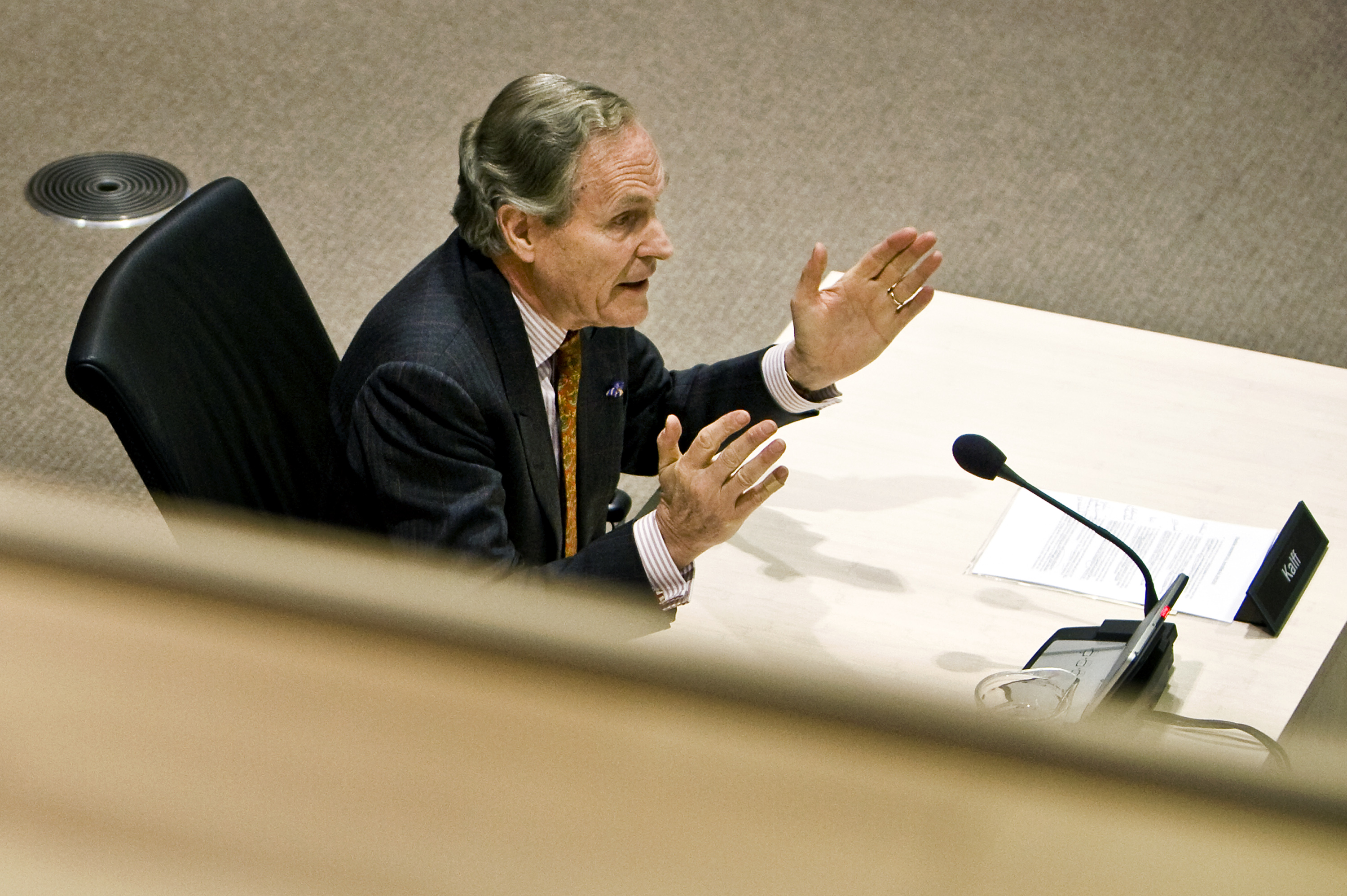 Als ABN Amro weer naar de beurs gaat, moeten er voorzieningen worden getroffen om een herhaling van ,,wat er in 2007 zo verschrikkelijk mis is gegaan'' te voorkomen. Dat zei Jan Kalff, voormalig topman van ABN Amro, maandag in een interview met RTL Z. Volgens Kalff, die tot 2000 aan het roer stond bij de bank, zou de Staat een klein aandeel in ABN Amro kunnen houden, wat ,,iedere wilde koper af zou schrikken''. Alternatief is dat er in de statuten van de bank bepalingen komen waarin wordt geregeld dat de bank beschermd wordt tegen ,,het rauwe hedge fund-kapitalisme'', aldus Kalff.