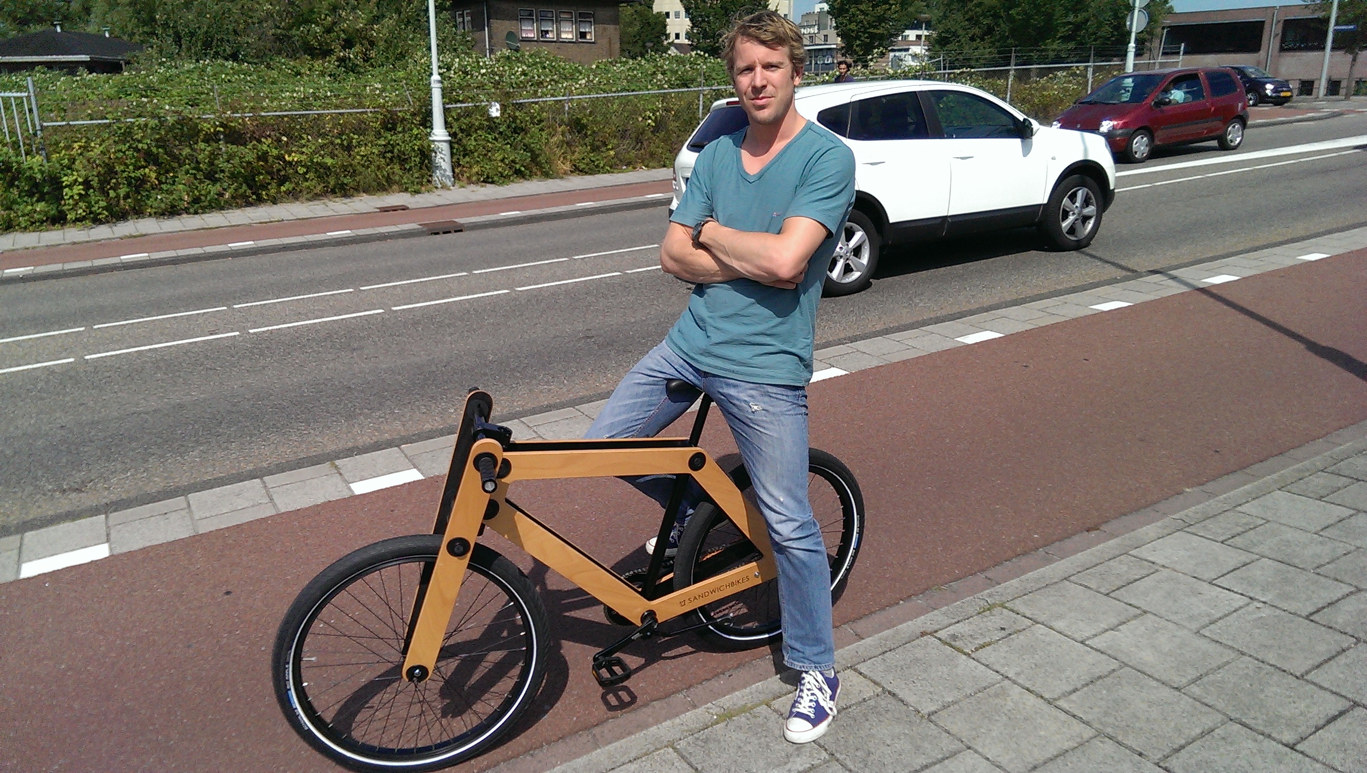 Cater Karu Mail t Gat in de Markt: houten fiets die je zelf in elkaar zet