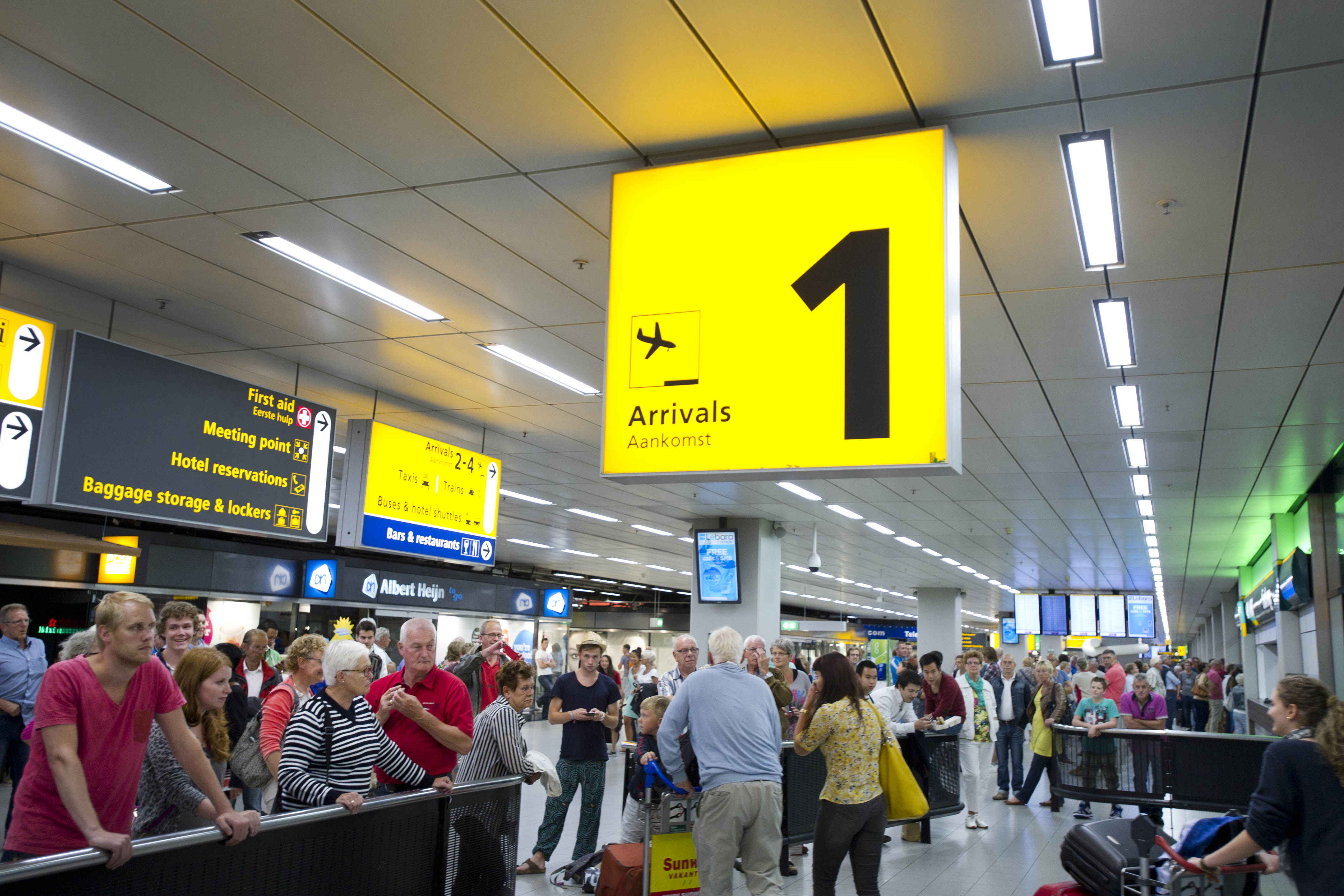 Luchthaven Schiphol heeft een goed eerste half jaar achter de rug. Zowel de nettowinst als de omzet stegen, evenals het aantal passagiers. Het vliegveld kreeg iets minder vliegtuigen te verwerken, meldde Schiphol donderdag in zijn halfjaarbericht.