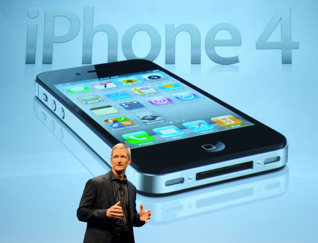 Apple zal op 10 september op een speciaal evenement de nieuwe iPhone presenteren. Dat meldde het technologieblog AllThingsD van The Wall Street Journal op basis van bronnen rond Apple. In september vorig jaar kwam Apple voor het laatst met een nieuwe smartphone, de iPhone 5, naar buiten. De nieuwe iPhone zal zijn uitgerust met het vernieuwde besturingssysteem iOS 7, dat in juni werd gepresenteerd. Ook wordt gespeculeerd dat Apple een goedkopere versie van de iPhone naar buiten zal brengen om beter de concurrentie aan te kunnen gaan met de smartphones van aartsrivaal Samsung. Apple wilde geen commentaar geven op de berichtgeving.
