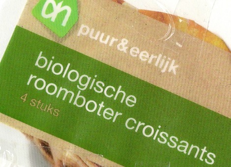 Voedselwaakhond foodwatch gaat actievoeren tegen Albert Heijn. Volgens de organisatie misleidt de supermarktketen consumenten met het puur&eerlijk-label op verschillende voedingsmiddelen. Het zou consumenten het idee kunnen geven dat ze gezond bezig zijn, maar in de producten zitten volgens foodwatch veel onnodige suikers, zout en smaakversterkers. ,,Ze zijn absoluut niet - zoals Albert Heijn op de eigen website aangeeft - met 'extra zorg voor mens, dier, natuur of milieu geproduceerd, geteeld of ingekocht', maar bevatten smaakversterkers, E-nummers, dieronvriendelijk vlees of melk uit de bioindustrie'', aldus Meike Rijksen, hoofd campagnes van foodwatch. De voedselwaakhond roept mensen op om via e-mails de supermarktketen op zijn verantwoordelijkheid te wijzen. Ook wordt er vanaf woensdag een socialmedia-offensief gestart tegen het label. ,,We willen mensen bewust maken van de misleiding rond het label. Maar het zou het mooiste zijn als de supermarkt deze claim alleen maar zet op producten die écht puur en eerlijk zijn'', zegt Rijksen. Het puur&eerlijk-label, een eigen label van AH, staat op producten die vallen onder een van de categorieën biologisch,fairtrade, duurzame vis, scharrel of ecologisch. ,,Dat is precies het probleem met dit logo, het isófen niet én'', zegtRijksen. Het kan bijvoorbeeld zijn dat het hoofdingrediënt biologisch of duurzaam is, maar de rest geur-, kleur- en smaakstoffen bevat. ,,Neem bijvoorbeeld de jalapeñoburger. Het hoofdbestanddeel is scharrelvlees, maar er zijn 20 andere ingrediënten aan toegevoegd, waaronder suiker en de smaakversterker gistextract. En het bestaat uit slechts 80 procent vlees; de rest is opgespoten met water. Ik noem dat niet puur en eerlijk.'' Albert Heijn laat in een reactie weten de aantijgingen van foodwatch onjuist en onterecht te vinden. ,,Albert Heijn heeft bewust gekozen voor één overkoepelend merk omdat consumenten door het grote aantal keurmerken door de bomen het bos niet meer zagen'', zo meldt een woordvoerder.