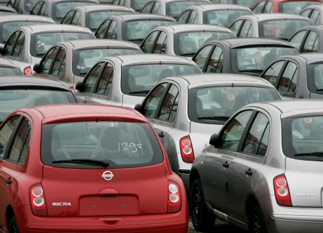 De autoverkoop in Europa is in augustus met 2,1 procent toegenomen in vergelijking met een jaar eerder, tot 669.395 voertuigen. Die groei volgde op een verkoopstijging met 5,6 procent in juli. Dat maakte brancheorganisatie ACEA woensdag bekend. Volgens ACEA werd daarmee de positieve trend die een jaar geleden werd ingezet vastgehouden. Over de eerste 8 maanden van dit jaar ging de Europese autoverkoop met 6 procent omhoog tot 8,3 miljoen wagens. In alle grote automarkten was in die periode sprake van groei, met een verkoopstijging van 1,6 procent in Frankrijk en 2,6 procent in Duitsland. In Nederland daalde de verkoop sinds het begin van dit jaar echter met 5,4 procent tot ruim 255.000 auto's. In augustus was sprake van een krimp van de Nederlandse autoverkoop met 9,1 procent. Het meest verkochte automerk in Europa in de periode januari tot en met augustus was Volkswagen met meer dan 1 miljoen auto's. Renault kwam op de tweede plek met bijna 570.000 auto's, gevolgd door Peugeot met krap 511.000 voertuigen.