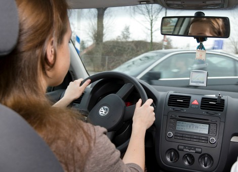 Zou jij jezelf vrijwillig laten bespioneren tijdens het rijden? Steeds meer Amerikanen beantwoorden die vraag met ja in ruil voor forse korting op hun autoverzekering. De Texaan Ed Scharlau logt eens in de zoveel tijd in op de website van zijn verzekeraar. Niet om zijn polis te wijzigen of dekking te checken, maar om te kijken hoe hij rijdt. Zijn verzekeraar State Farm geeft rapportcijfers voor zijn rijgedrag. Toen Scharlau recent keek, had hij een A+ voor bochten naar links en niet harder dan 80 mijl per uur rijden, maar een B+ voor remmen en optrekken, schrijft The Wall Street Journal. Hoe kan State Farm dat beoordelen? Scharlau is één van de groeiende groep Amerikanen die een kastje in de auto heeft laten monteren dat bijhoudt bij hoe snel je optrekt, hoe hard je remt en hoe ver je rijdt. Big brother in je bolide dus. Hoe beter Scharlau rijdt, hoe groter de korting die hij op de premie van zijn autoverzekering krijgt. Minder premie, minder ongelukken Drie grote verzekeraars in de VS bieden op kleine schaal een dergelijke verzekering aan. Ze denken dat je door het digitale controlemiddel netter gaat rijden en minder ongelukken krijgt. En dat scheelt hen uiteindelijk weer in de portemonnee, omdat ze minder schade hoeven te vergoeden. Sinds 2008 deden 1,4 miljoen mensen mee aan het programma van Progressive. De verzekeraar, die de premie tot 30 procent verlaagt bij proper rijgedrag, gaf in vijf jaar tijd bij elkaar opgeteld 125 miljoen dollar korting. Bij State Farm kan de reductie oplopen tot 50 procent. Individueel beoordelen De verzekeraars kunnen door de kastjes experimenteren met nieuwe manieren om de premie vast te stellen. In het traditionele prijsmodel worden mensen ingedeeld op basis van bepaalde karakteristieken, zoals leeftijd, geslacht en het aantal jaren dat schadevrij is gereden. Maar daardoor worden sommige individuen benadeeld. Zo krijgen mensen die net hun rijbewijs hebben over het algemeen meer ongelukken dan ervaren chauffeurs. Maar er zijn natuurlijk ook 18-jarigen die zich keurig gedragen op de weg. Door bij te houden hoe iemand rijdt, kunnen verzekeraars de risico's beter inschatten en de premie koppelen aan het individuele rijgedrag. Privacybezwaren Critici wijzen op de privacybezwaren. De Amerikaanse verzekeraars houden nu niet exact bij waar je bent geweest, maar dat zou in de toekomst wel kunnen als de technologie gemeengoed wordt, stelt Paul Stephens van de Privacy Rights Clearinghouse tegen The Wall Street Journal. Ook is de vraag of het prijsmodel schaalbaar is. Kunnen de verzekeraars korting blijven geven aan mensen die de datakastjes hebben en de prijs voor de rest gelijk houden? Of worden de kastjes de norm en moeten de mensen die er niet aan willen straks meer betalen? Volgens verzekeraar Progressive is dat een open vraag.