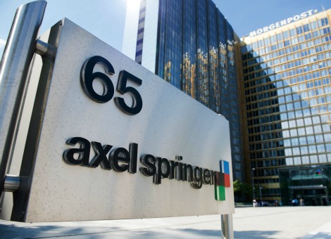 Het Duitse mediaconcern Axel Springer, uitgever van de kranten Bild en Die Welt, heeft iets minder winst behaald in het afgelopen kwartaal, vooral door een verdere terugloop van de printverkopen. De operationele winst, exclusief bijzondere posten, daalde met 0,4 procent tot 171,6 miljoen euro, maakte Axel Springer woensdag bekend. Dat was boven de verwachtingen van analisten. De winstdaling werd volgens het bedrijf beperkt door een groei bij de divisie digitale media. Dit bedrijfsonderdeel is inmiddels goed voor 40 procent van de totale omzet en 45 procent van de winst. Axel Springer handhaaft de verwachting dat de operationele winst dit jaar tot 9 procent lager uitpakt. De omzet groeit in heel 2013 met minder dan 5 procent. Vorig maand maakte de Duitse uitgever bekend dat het zijn regionale kranten, televisiegidsen en vrouwenbladen verkoopt aan Funke Mediengruppe. De kranten, Berliner Morgenpost en Hamburger Abendblatt, en tijdschriften worden met ingang van 1 januari verkocht voor een totale prijs van 920 miljoen euro. Daarvan ontvangt Axel Springer 660 miljoen euro bij de afronding van de deal, uiterlijk op 30 juni 2014. De rest wordt gefinancierd via een lening van de verkopende partij. Funke en Axel Springer zetten bovendien een samenwerkingsverband op voor de distributie en marketing van geprinte en digitale media. Volgens Axel Springer vormen de deals een belangrijke stap in de poging om een toonaangevend digitaal mediabedrijf te worden.