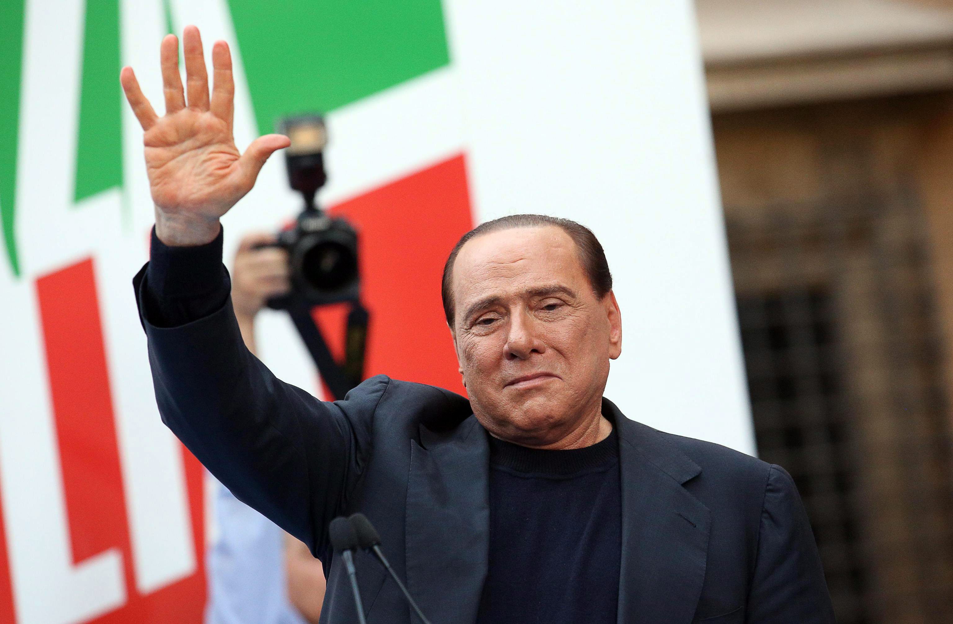 Ex-premier Silvio Berlusconi van Italië loopt de felbegeerde titel van senator voor het leven, en bijbehorende zetel mis. Leiders van zijn partij Volk van de Vrijheid (PDL) hadden bij president Giorgio Napolitano op de benoeming aangedrongen, maar het staatshoofd zag vrijdag af van dat eerbetoon aan een man met een strafblad. Eerder weigerde de oud-communist al Berlusconi gratie te verlenen. De Hoge Raad heeft de mediamagnaat tot een definitieve celstraf van 4 jaar veroordeeld wegens belastingfraude bij zijn bedrijf Mediaset. Berlusconi mag bovendien 5 jaar lang geen openbaar ambt meer bekleden. Berlusconi in beroep De oud-premier hoeft hooguit 1 van de 4 jaar uit te zitten. Dat is het gevolg van een amnestiewet uit 2006 van de toenmalige linkse regering die de volle cellen wilde tegengaan. Ook hoeft Berlusconi voorlopig niet naar de cel. Hij gaat in beroep tegen het vonnis. Afgelopen week kondigde Berlusconi aan zijn veroordeling aan te vechten bij het Europees Hof voor de Rechten van de Mens. Pas als Berlusconi in hoogste instantie wordt veroordeeld, moet hij naar de cel. Maar dat kan zo lang duren, dat de zaak tegen die tijd is verjaard. Aanklachten tegen Berlusconi De mediamagnaat was met tien anderen in de jaren 90 betrokken bij een reeks gefingeerde verkopen van tv-rechten. Ze zouden de prijs van tv-rechten kunstmatig hebben verhoogd via offshore bedrijven van Berlusconi. Een deel van het geld werd weggesluisd naar illegale fondsen. Zijn bedrijf Mediaset is het belangrijkste commerciële televisiebedrijf van Italië. Het bezit vele kanalen in Italië evenals Spanje. Berlusconi regeerde Italië met tussenpozen totaal 9 jaar als premier. Hij moest in november 2011 opstappen toen Italië dreigde te bezwijken onder financieel-economische problemen. De ondernemer is ook nog verwikkeld in een strafzaak over seks met de minderjarige prostituee Ruby. Zelf meent hij in alle zaken dat hij onschuldig is. Rijker ondanks schandalen Ondanks de schandalen waarin Berlusconi is verwikkeld, is hij het afgelopen jaar 1,12 miljard euro rijker geworden. De 76-jarige Berlusconi staat sinds deze maand op de 33e plek op de miljardairslijst van persbureau Bloomberg, de Bloomberg Billionaires Index, als het gaat om de groei van zijn rijkdom. Die nam met 26 procent toe tot zo’n 5,7 miljard euro. Daarmee staat Berlusconi twee plaatsen hoger dan superbelegger Warren Buffett. Het fortuin van Berlusconi nam met name toe doordat zijn verzekeringsbedrijf Mediolanum en televisiebedrijf Mediaset fors meer waard werden.