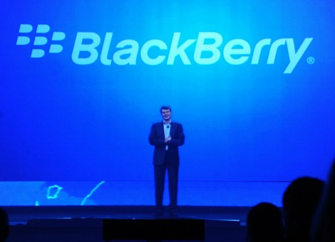 De top van BlackBerry wil het bedrijf mogelijk van de beurs halen. Zo zou de Canadese telefoonmaker in alle rust kunnen werken aan de toekomst. Dat meldt persbureau Reuters vrijdag op basis van ingewijden. Wel moet BlackBerry op zoek naar een koper om de aandelen te bemachtigen. Topman Thorsten Heins en het bestuur van Blackberry zouden steeds meer oren hebben naar een beëindiging van de beursnotering. Zo zouden ze achter gesloten deuren kunnen proberen om het concern weer op het goede spoor te krijgen. Met het verkoopproces is echter nog geen begin gemaakt, aldus de bronnen. Concurrentie van Apple en Samsung BlackBerry, dat tot voor kort door het leven ging als Research in Motion, is de afgelopen jaren ver achterop geraakt bij concurrenten als Apple en Samsung. In het verleden moest BlackBerry het hebben van zijn populariteit onder zakelijke gebruikers, dankzij onder meer de sterke beveiligingssoftware en het kenmerkende geïntegreerde toetsenbord. De afgelopen jaren zag RIM echter zijn marktaandeel afkalven door de onderschatte populariteit van aanraakschermen en een achterstand in het aanbod in applicaties. [google-drive number='1'] Het bedrijf heeft zijn hoop gevestigd op het nieuwe besturingssysteem BlackBerry 10. In het afgelopen kwartaal verkocht het concern uit Waterloo echter slechts 2,7 miljoen toestellen met dat systeem, veel minder dan analisten hadden verwacht. Het aandeel kreeg daarop opnieuw een knauw. BlackBerry lijdt al geruime tijd verlies en heeft zijn beurswaarde zien decimeren tot minder dan 5 miljard dollar (circa 3,6 miljard euro). In 2008 was het bedrijf nog zo'n 84 miljard dollar waard. BlackBerry is niet het enige techbedrijf dat mogelijk van de beurs verdwijnt. Ook Michael Dell, oprichter van de gelijknamige computerfirma, wil zijn bedrijf van de beurs halen. Buiten de hectiek van de beurs om wil hij Dell transformeren tot een bedrijf dat zich voornamelijk richt op het ontwikkelen van software en megacomputers voor datacentra in plaats van huis-tuin-en-keukencomputers. Hij heeft in de strijd om Dell echter concurrentie van miljardair Carl Icahn, die de beursnotering wil behouden.