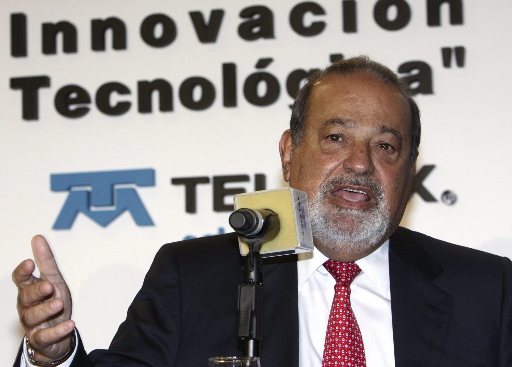 Telecommaatschappij América Móvil (AMX) heeft de winst in het derde kwartaal flink zien dalen. Het bedrijf van miljardair Carlos Slim leed onder de zwakke economische omstandigheden in Mexico, de belangrijkste markt voor de onderneming, en klanten die minder telefoneerden. De winst zakte met 46 procent tot bijna 16,4 miljard peso (circa 0,9 miljard euro) waar een jaar eerder nog een resultaat van bijna 30,5 miljard peso in de boeken gezet werd. Marktvorsers rekenden in doorsnee op een resultaat van 25,6 miljard peso. Het bedrijfsresultaat (ebitda) daalde met 5,8 procent tot 63,3 miljard peso. AMX zag de financieringskosten de afgelopen periode fors oplopen. Het concern leende meer omdat het ambitieuze overnames wilde doen. De overname van het Nederlandse KPN ketste onlangs af. De omzet van het grootste telecombedrijf van Latijns-Amerika steeg het afgelopen kwartaal met 0,7 procent tot 194,2 miljard peso. Dat kwam onder meer door de verkoop van duurdere mobieltjes.