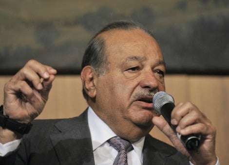 América Móvil heeft de financiering voor het bod op KPN rond. Dat maakte het Mexicaanse telecomconcern woensdag bekend. Het telecombedrijf van de Mexicaanse miljardair Carlos Slim zal zijn biedingsbericht woensdag naar de Autoriteit Financiële Markten (AFM) sturen. Het bedrijf heeft op dit moment een belang van 29,77 procent in KPN weten op te bouwen. América Móvil verwacht het officiële bod op KPN in september te lanceren. Het biedt 2,40 euro per aandeel op het resterende belang in KPN. Verkoop E-Plus voorkomen Slim hoopt een meerderheid van de aandelen in handen te krijgen om zo een stokje te steken voor de verkoop van E-Plus, de Duitse dochter van KPN. Telefónica Deutschland bereikte in juli overeenstemming met KPN over E-Plus. De overnamesom van in totaal 8,1 miljard euro is echter aan de lage kant voor Slim. Zonder de KPN-dochter heeft de Mexicaan veel minder grip op de Duitse telefoonmarkt, die veel lucratiever is dan de Nederlandse. Want dat is waarom Slim waarschijnlijk in KPN is gestapt: om een voet tussen de deur te krijgen bij onze oosterburen. Door een bod uit te brengen op heel KPN hoopt Slim E-Plus te behouden. (Lees ook: KPN dwingt Slim tot snel handelen) Verkoop gaat door KPN gaat ondertussen gewoon door met de verkoop van E-Plus. Op 2 oktober organiseert het Nederlandse telecomconcern een buitengewone aandeelhoudersvergadering, waar de aandeelhouders mogen stemmen over de deal met Telefónica Deutschland. Volgens het bestuur van KPN is het een aantrekkelijke deal, die de financiële mogelijkheden van het bedrijf vergroot. Het is echter de vraag of de meerderheid van de aandeelhouders er ook zo over denkt, zeker nu América Móvil een bod heeft uitbgebracht op heel KPN. Volgens KPN heeft het bedrijf van Carlos Slim aangegeven "nauwgezet" te zullen kijken naar de voordelen van de verkoop van E-Plus. De vergadering van 2 oktober gaat volgens KPN in ieder geval door, ook als América Móvil formeel een bod uitbrengt op het bedrijf. Toezichthouders De overname van E-Plus moet ook nog door toezichthouders worden goedgekeurd. KPN houdt hierbij rekening met "diepgaande onderzoeken". Als de benodigde toestemming niet wordt verkregen betaalt Telefónica Deutschland een ‘break fee’ van 100 miljoen euro aan KPN. Als de transactie niet wordt afgerond gaat KPN naar eigen zeggen door met het uitvoeren van zijn huidige strategie.