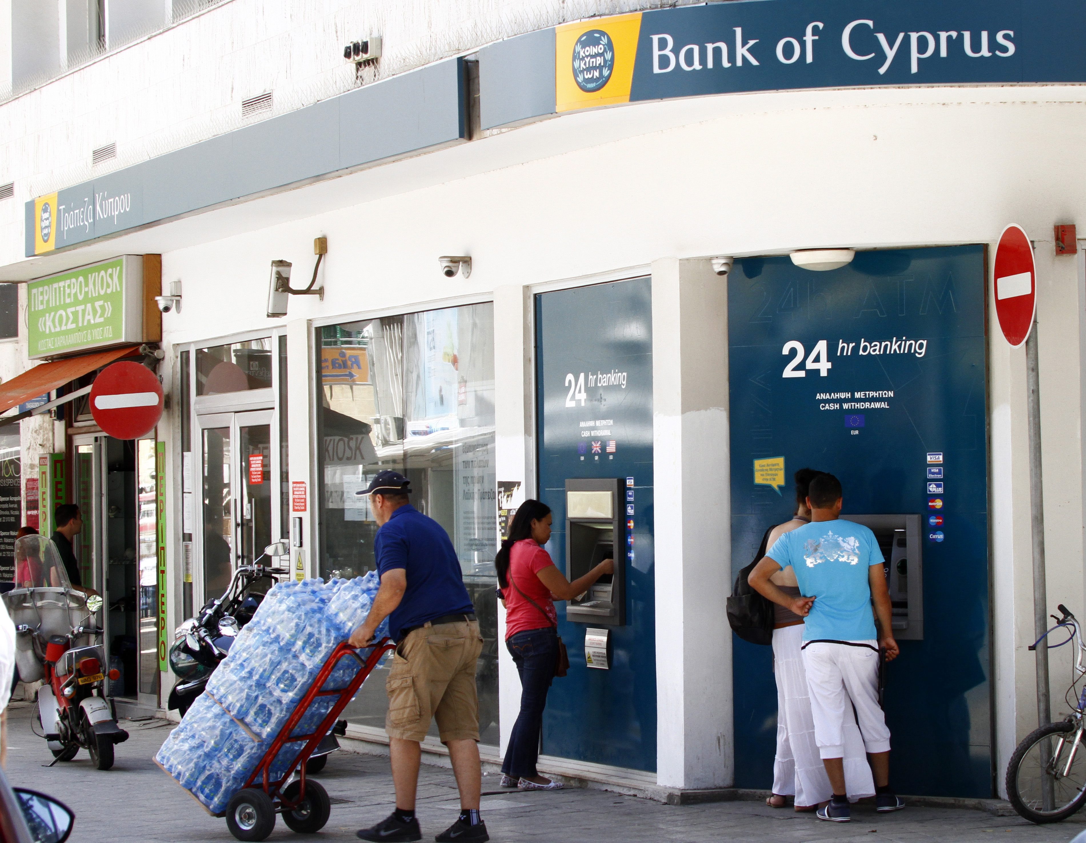 De economie van Cyprus zinkt steeds verder weg. Krediet wordt niet meer verstrekt en toeristen laten het afweten. Ook Nederlanders laten het eiland links liggen. Terwijl Cyprus probeert de economie weer op de rails te krijgen na de bankencrisis eerder dit jaar, kiezen veel Nederlandse toeristen toch voor een andere zonbestemming.