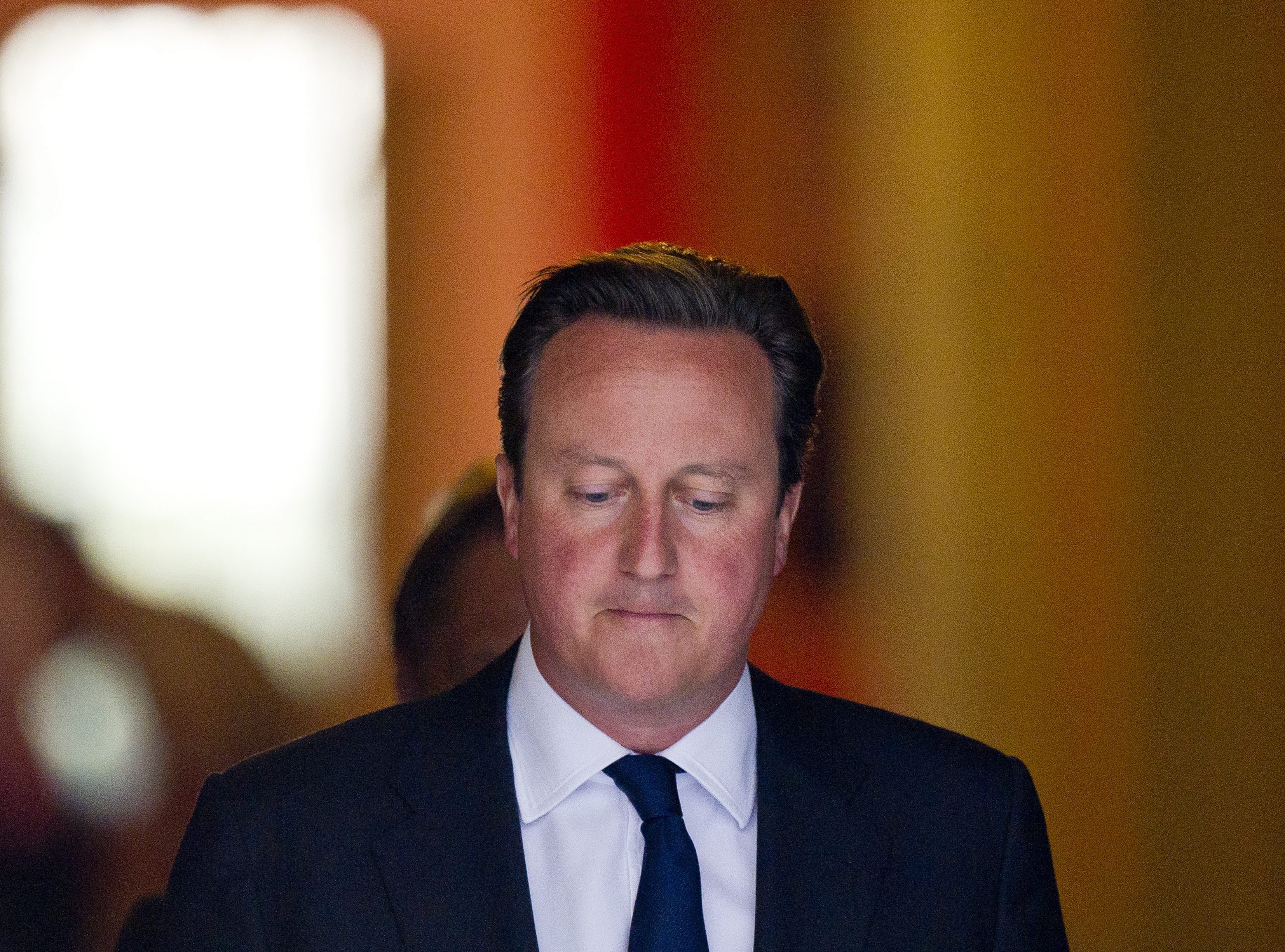 De Britse premier David Cameron heeft donderdagavond in het Lagerhuis een nederlaag geleden. Een kleine meerderheid stemde tegen een motie waarin de regering in beginsel om toestemming vroeg voor militaire interventie in Syrië. De motie was met mitsen en maren omkleed. Zo zou de VN-Veilgheidsraad, waarin ook Groot-Brittannië zit, wachten op de bevindingen van de VN-wapeninspecteurs alvorens een beslissing te nemen. Ook zou er nog een Lagerhuisdebat volgen voor eventuele actie. Op verzoek van een parlementslid gaf Cameron tevens de verzekering dat hij geen gebruik maakt van het ,,koninlijk voorrecht'' om zonder toestemming van het parlement een oorlog te beginnen. Cameron zinspeelde eerder deze week op acties zonder een uitspraak van de Veiligheidsraad, maar is onder druk van leden van de regeringspartijen en de oppositie teruggekrabbeld. Vele Lagerhuisleden vrezen opnieuw een oorlog te worden 'ingerommeld', zoals in 2003 gebeurde, toen de socialistische premier Tony Blair besloot mee te doen met de invasie in Irak om het regime van dictator Saddam Hussein omver te werpen. Irak beschikte volgens Blair en de Amerikaanse president George Bush over massavernietigingswapens, een beschuldiging die niet houdbaar bleek. Cameron kreeg donderdag voor militaire acties tegen Syrië steun van de interne volkenrechtelijke adviseur van de Britse regering. Die meent dat zo'n interventie volgens het internationaal recht is toegestaan, ook al zou de VN-Veiligheidsraad daarmee niet instemmen. Daarmee neemt de adviseur een ander standpunt in dan de externe volkenrechtelijke adviseur van de Nederlandse regering die militaire acties in de gegeven situatie onrechtmatig acht. De VN-wapeninspecteurs deden donderdag voor de derde keer onderzoek naar het mogelijke gebruik van chemische wapens. Zij vertrekken zaterdagmorgen uit het Arabische land. Volgens rebellen zijn de plaatsen Zamalkaenal-Mleha bij de hoofdstad Damascus, die zij woensdag bezochten, enkele uren na hun vertrek onder vuur komen te liggen.
