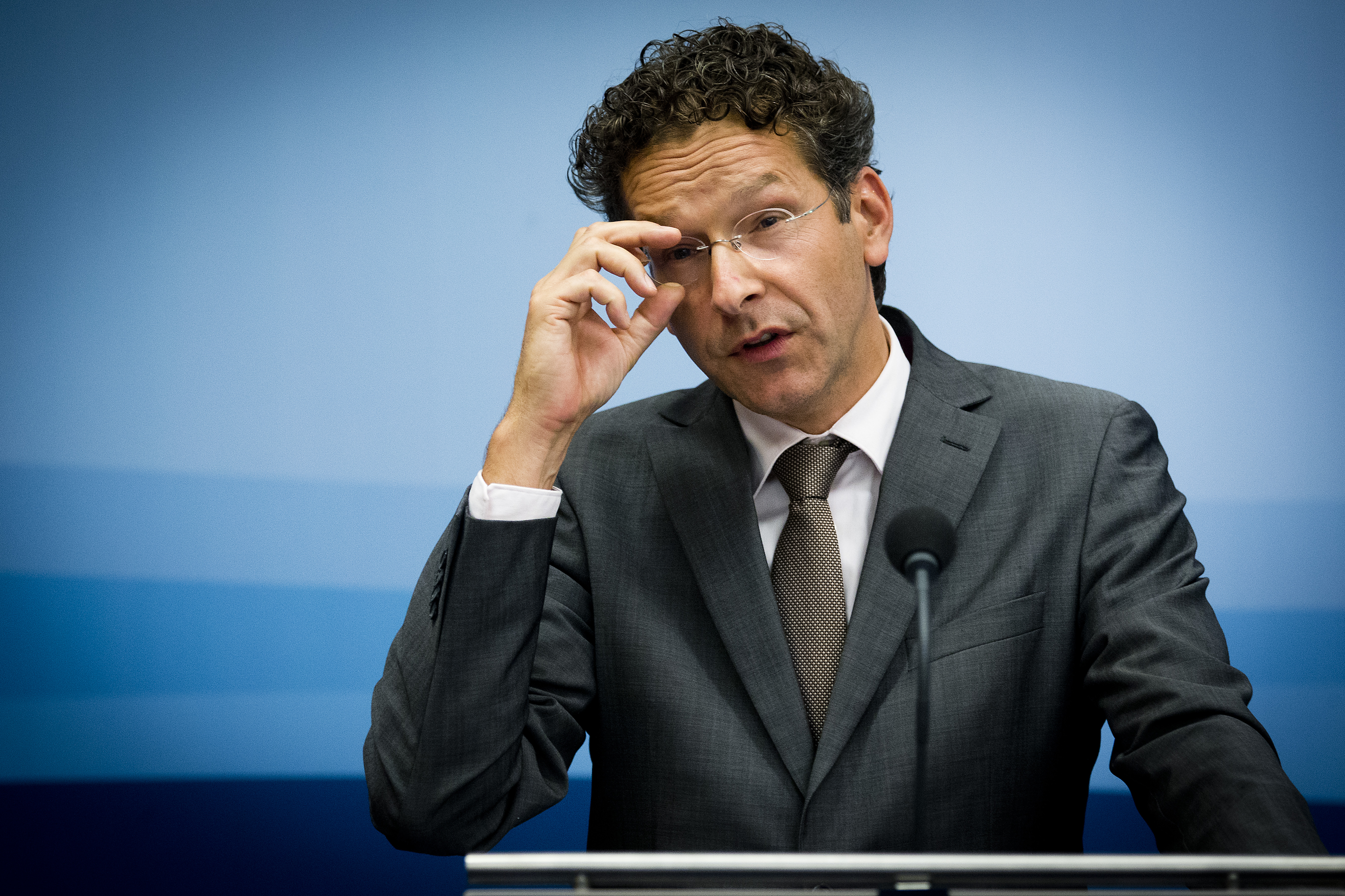 Het kabinet heeft ABN Amro gevraagd om zich voor te bereiden op een beursgang. Die beursgang zal op zijn vroegst over anderhalf jaar plaats vinden. Over zes maanden neemt minister Dijsselbloem een besluit over verzekeraar ASR. ABN Amro is gevraagd zich voor te bereiden op een beursgang, zo maakte de bank vrijdag bekend. Het kabinet zal dan over een jaar oordelen of de bank er klaar voor is. De daadwerkelijke beursgang kan op zijn vroegst over een anderhalf jaar plaatsvinden. Andere opties, zoals een onderhandse verkoop aan bijvoorbeeld pensioenfondsen of een overname van de bank door een concurrent, zijn op dit moment niet in beeld bij gebrek aan interesse, zei minister van Financiën Jeroen Dijsselbloem vrijdagmiddag in een toelichting op de toekomst van de in 2008 genationaliseerde bank.