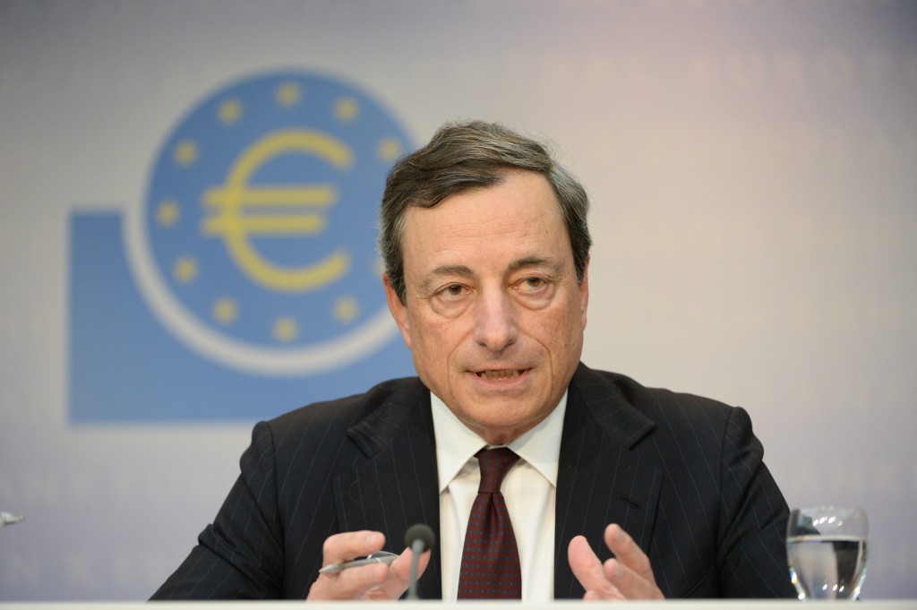 De Europese Centrale Bank (ECB) handhaaft de omvang van de noodsteun voor Griekse banken op het niveau van afgelopen vrijdag. Dat maakte de ECB zondag bekend. De centrale bank staat paraat om het besluit ten aanzien van de noodsteun opnieuw onder de loep te nemen, als dat noodzakelijk is. De ECB houdt de situatie in Griekenland naar eigen zeggen nauwgezet in de gaten. Afgelopen weken verhoogde de ECB keer op keer het bedrag dat via zogeheten Emergency Liquidity Assistance (ELA) aan de banken kan worden verstrekt. Die noodsteun is echter niet onomstreden en kan worden gestaakt als minstens twee derde van de 23 bestuurders van de ECB dat wil. De positie van Griekse banken is kwetsbaar. Ze worden overeind gehouden met noodsteun van de Griekse centrale bank, die alleen met toestemming van de ECB kan worden verleend. Op het moment dat de ECB de noodhulp voor Griekse banken niet meer goedkeurt, kan de Griekse regering echter wel degeljk gedwongen worden om banken komende week te dwingen de opnames van spaargeld te blokkeren. Kapitaalcontroles zijn daarmee een feit. Met de beslissing om het ELA-niveau voorlopig gelijk te houden, stelt de ECB een beslissing over het beëindigen van de noodsteun in feite uit tot dinsdag 30 juni. Dat loopt de deadline voor het Griekse steunprogramma af. In het oude hulpprogramma zit nog 7,2 miljard euro aan toegezegde steun in de vorm van goedkope leningen. Maar die leningen zijn niet uitgekeerd omdat de linkse Syriza-regering die sinds begin dit jaar aan de macht is, heeft geweigerd hervormings- en bezuinigingsafpraken na te komen. Als Griekenland op dinsdag een lening van het Internationaal Monetair Fonds (IMF) niet of in ieder geval slechts deels kan terugbetalen, wordt het land officieel een wanbetaler. Dan ontstaat er een nieuwe situatie op basis waarvan de ECB een beslissing kan nemen.