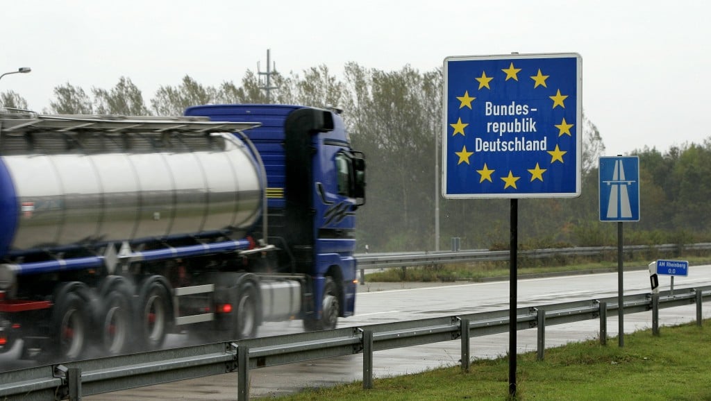 Het handelsoverschot is in september licht gedaald op jaarbasis als gevolg van een lager exportvolume. Dat maakte het Centraal Bureau voor de Statistiek (CBS) woensdag bekend. Het volume van de uitvoer van goederen lag 0,6 procent lager dan in september 2012, terwijl in de 3 voorgaande maanden sprake was van een groei van ongeveer 2 procent. De waarde van de uitvoer kwam uit op 35,1 miljard euro, evenveel als een jaar eerder. De invoerwaarde steeg met 1,4 procent tot 31,9 miljard euro, waarmee het handelsoverschot uitkwam op 3,3 miljard euro. Dat is 400 miljoen euro minder dan in september 2012. De cijfers zijn niet gecorrigeerd voor werkdageffecten. September telde dit jaar 1 werkdag meer dan vorig jaar.