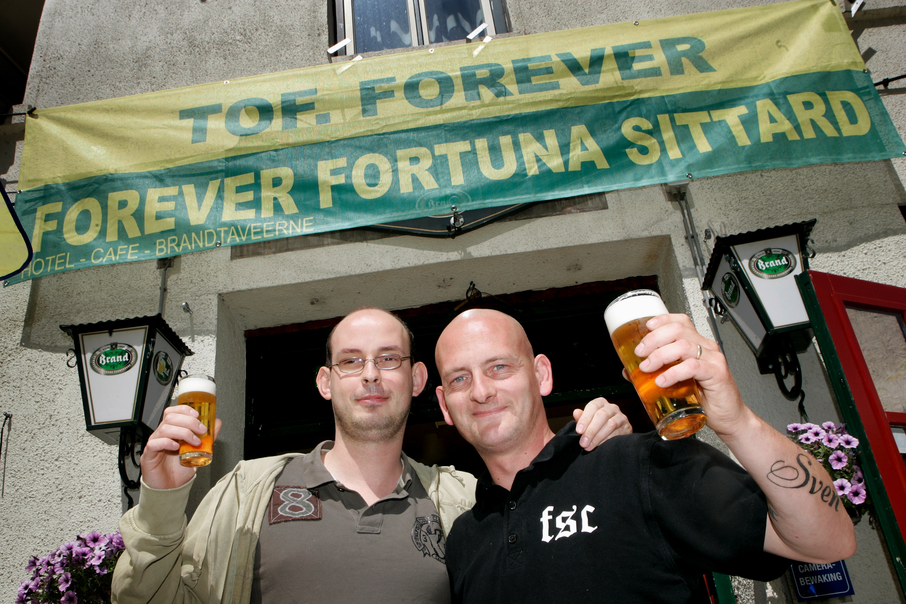 FC Emmen en Fortuna Sittard zijn nog de enige twee clubs die financieel een onvoldoende scoren. De KNVB heeft op basis van de ingediende begroting van het seizoen 2013/14 deze eerstediviseclubs ingedeeld in categorie 1. Dat meldde de bond woensdag. Bij het vorige meetmoment in maart van dit jaar stond ADO Den Haag ook nog onder verscherpt toezicht. De eredivisieclub is bij de nieuwe indeling gepromoveerd naar categorie 2. Daarin zitten de clubs die in financieel opzicht een voldoende scoren. In die categorie zijn in totaal 23 clubs opgenomen. Negen clubs hebben hun financiën goed op orde en staan in categorie 3. Dat is er één meer dan in maart. Telstar en MVV maakten de stap omhoog, terwijl FC Groningen daalde. De andere financieel volledig gezonde clubs zijn Ajax, Almere City FC, Go Ahead Eagles, sc Heerenveen, FC Oss, PSV en FC Volendam. ,,We constateren dat clubs over het algemeen blijven werken aan economisch herstel. Een ontwikkeling die van groot belang is voor het profvoetbal in Nederland. De clubs zijn doordrongen van het belang van een stabiel financieel beleid'', zegt Mark Boetekees, bestuurssecretaris betaald voetbal van de KNVB.