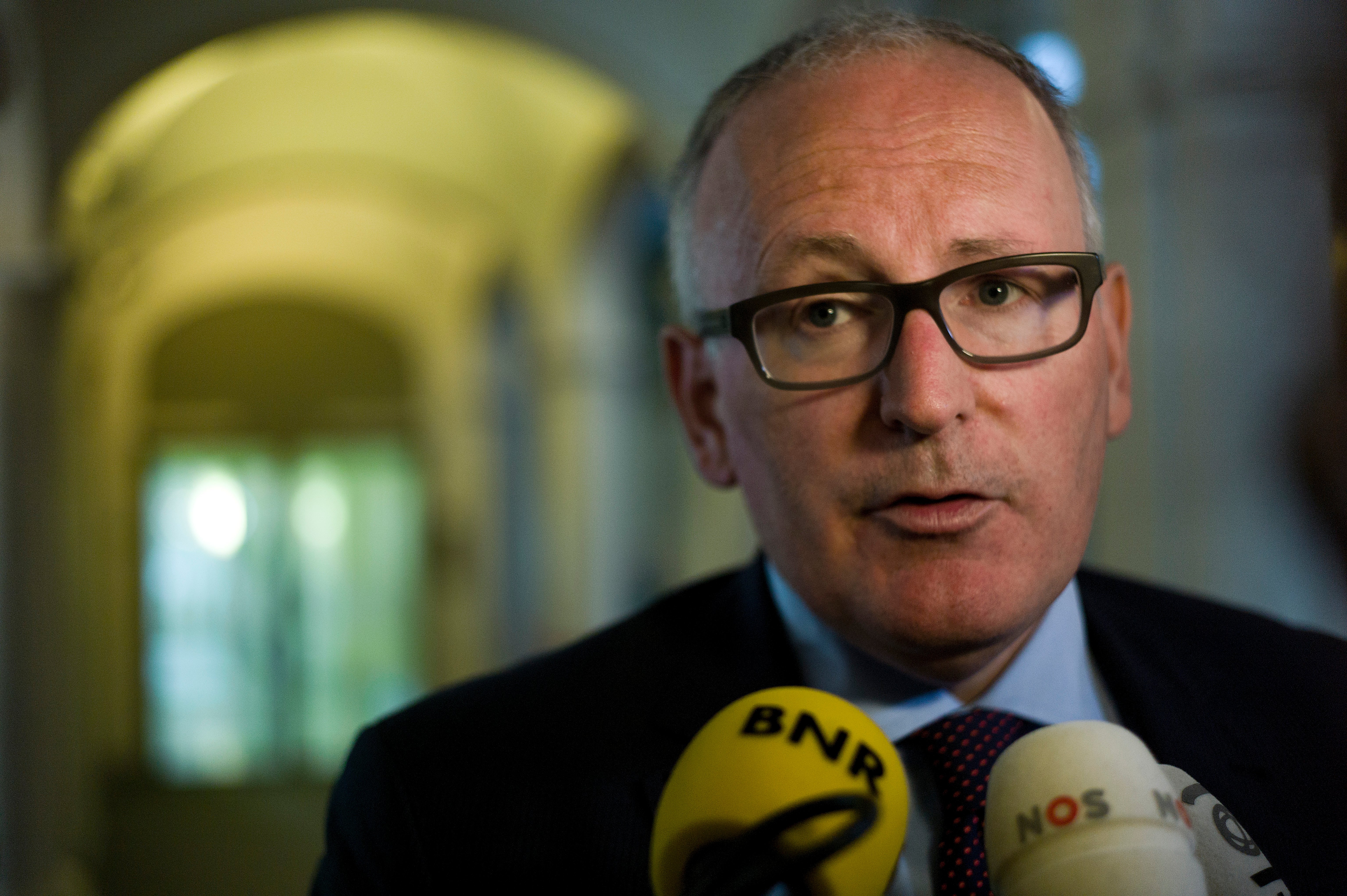 De inbraak donderdagavond in een Haags pand dat beheerd wordt door de Russische ambassade heeft waarschijnlijk niets te maken met de huidige diplomatieke rel tussen Nederland en Rusland. Dat denkt althans minister Frans Timmermans van Buitenlandse Zaken. Voor zover nu bekend gaat het volgens de minister om een gewone inbraak, waarvan het wel heel vervelend is dat die juist nu gebeurt. ,,Ik dacht echt: nee hè'', vertelde Timmermans vrijdag voor de wekelijkse ministerraad over zijn eerste reactie toen hij donderdagavond laat hoorde over de inbraak. Timmermans ziet niet in wie er ,,in hemelsnaam'' belang zou kunnen hebben om via de inbraak de relaties verder onder druk te zetten. De inbraak maakt de kwestie extra ingewikkeld, beaamt hij wel. Timmermans doet er naar eigen zeggen alles aan om uit de impasse te komen en heeft de indruk dat zijn Russische collega Sergej Lavrov dat ook doet. Specifiek contact over de inbraak van donderdagavond hebben de twee nog niet gehad.