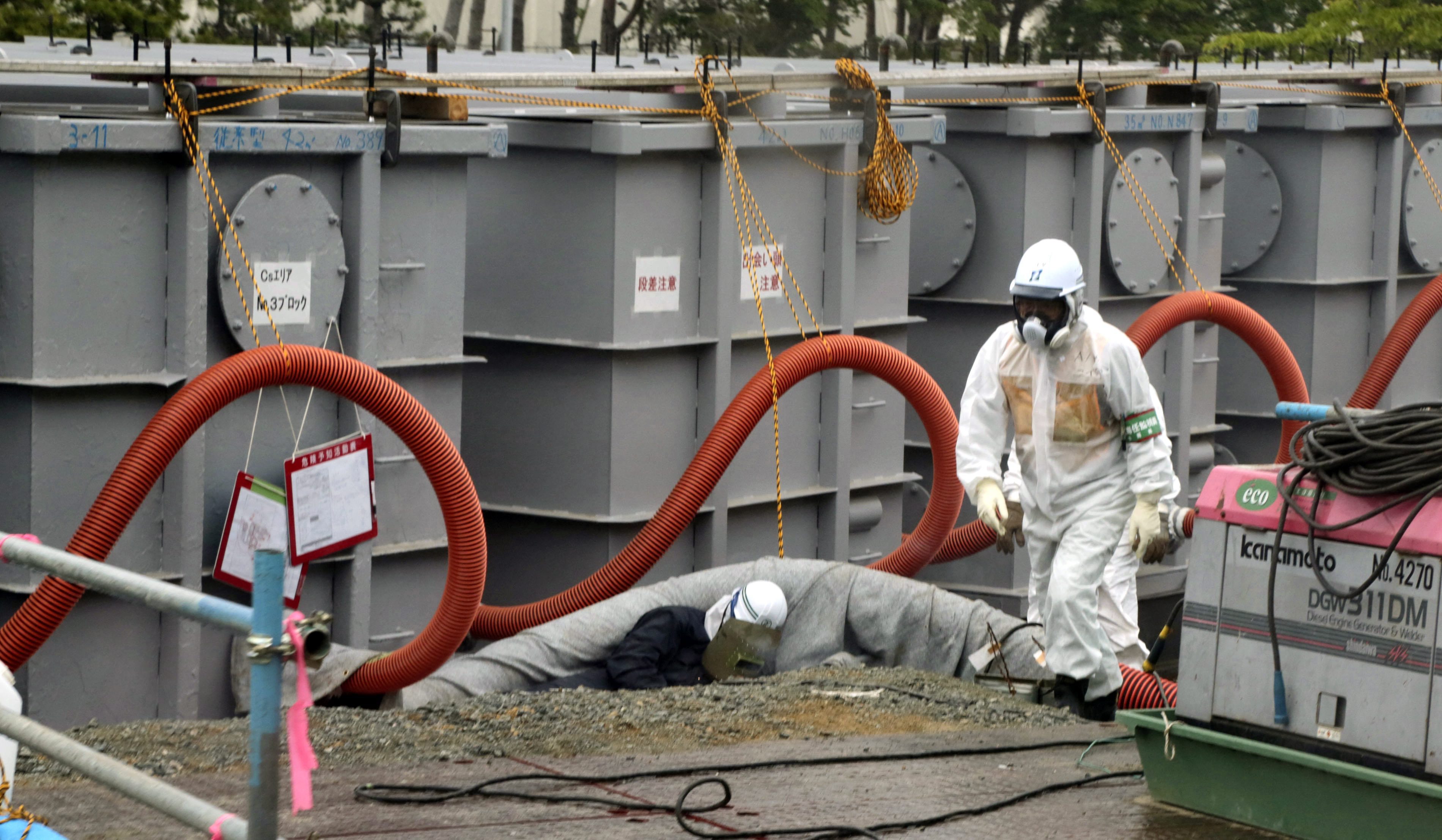 De Japanse toezichthouder op kerncentrales heeft de beschadigde kerncentrale van Fukushima waaruit radioactief water weglekt opgeschaald van categorie 1 naar categorie 3 van de INES-schaal voor nucleaire incidenten. Categorie 3 staat voor een 'serieus incident'. Dat is woensdag bekendgemaakt door de toezichthouder. De categorie is verhoogd door de hoeveelheid en de dichtheid van de straling in het vervuilde water. De centrale Fukushima I werd de afgelopen maanden getroffen door een aantal waterlekkages, maar het is voor het eerst sinds de ramp 2 jaar geleden dat Japan de INES-schaal gebruikt. De aan zee gelegen kerncentrale werd in 2011 getroffen door een verwoestende aardbeving en tsunami die een grote kernramp veroorzaakte. De ramp werd toen ingedeeld in de hoogste categorie van de schaal voor nucleaire incidenten.
